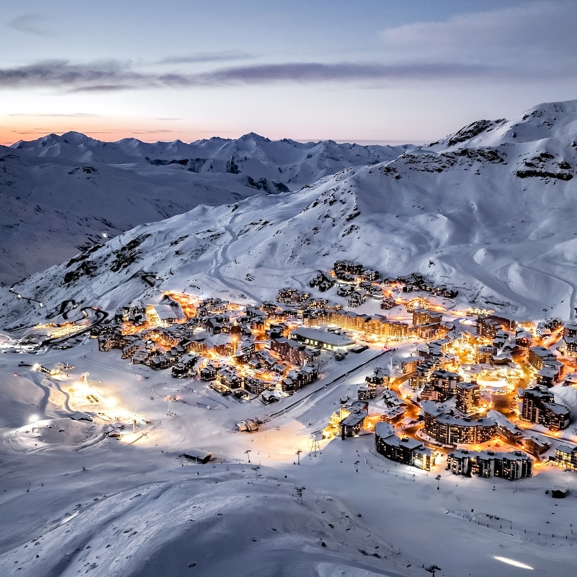 vue-montagne-enneigee-val-thorens-drone