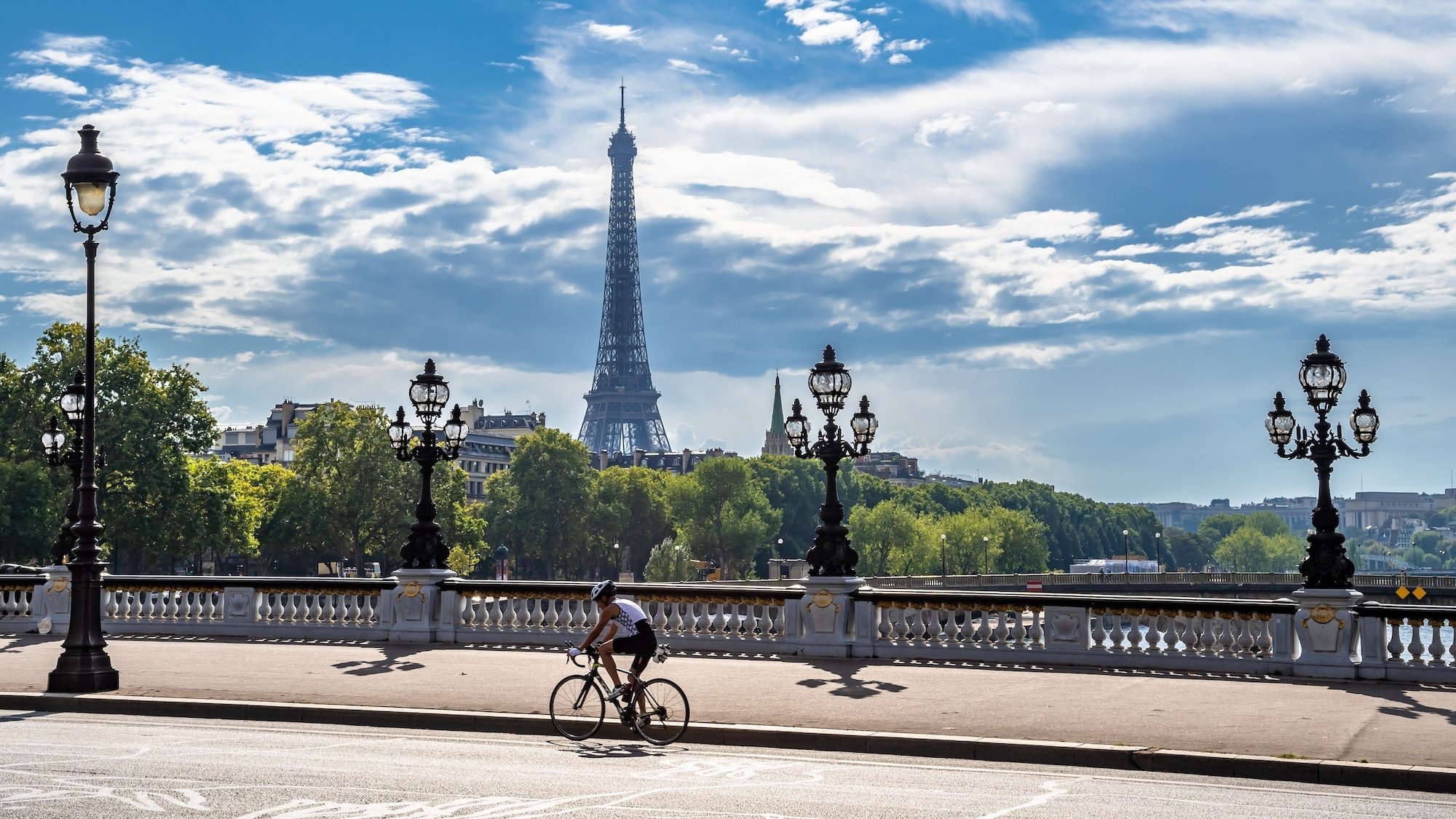 velo-paris-sport-tour-eiffel-seine-ciel-bleu-lampa