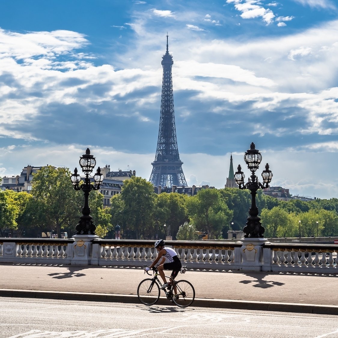 velo-paris-sport-tour-eiffel-seine-ciel-bleu-lampa