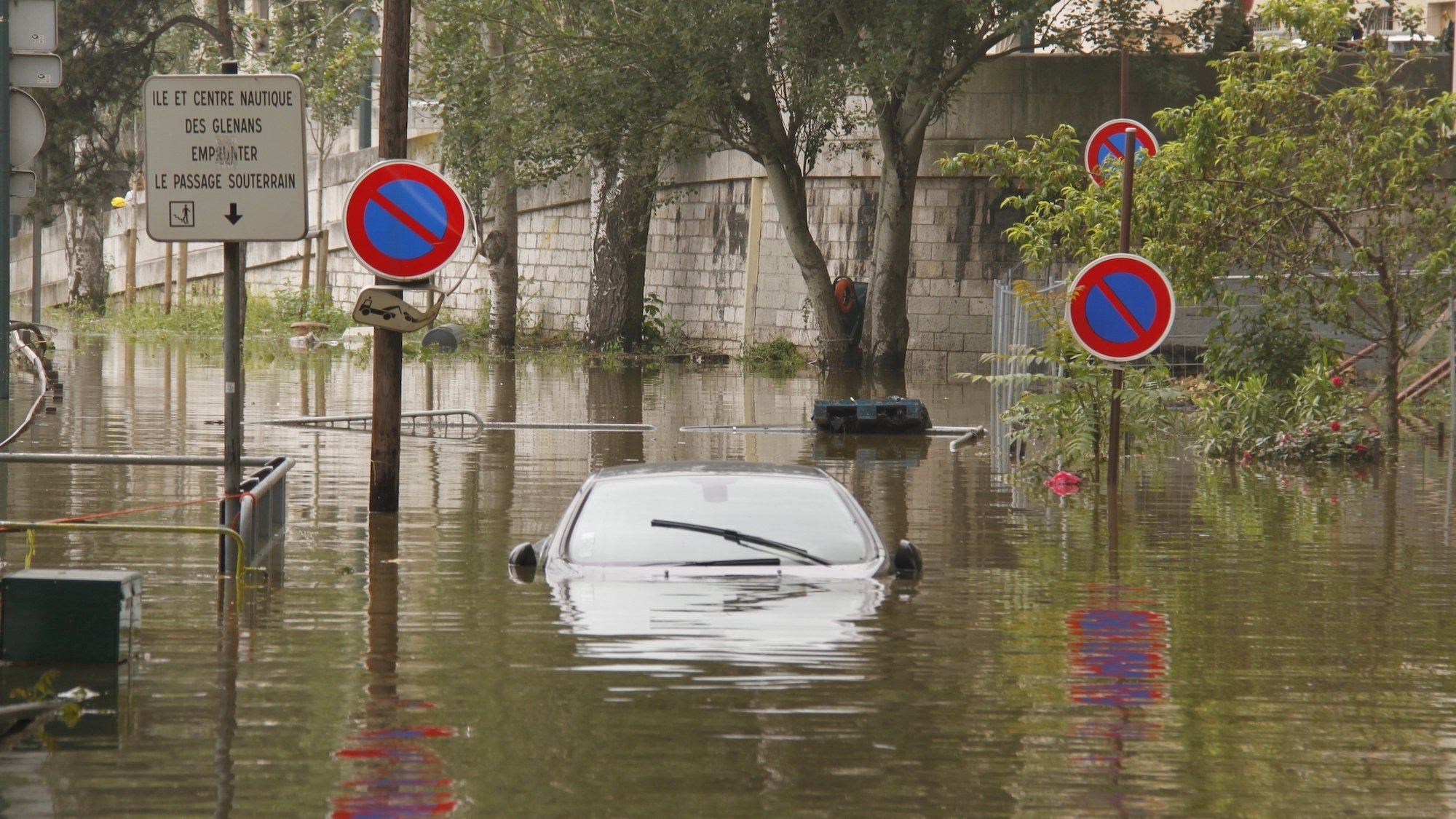 inondation-paris-crue-seine-voiture-eau-panneau-ru