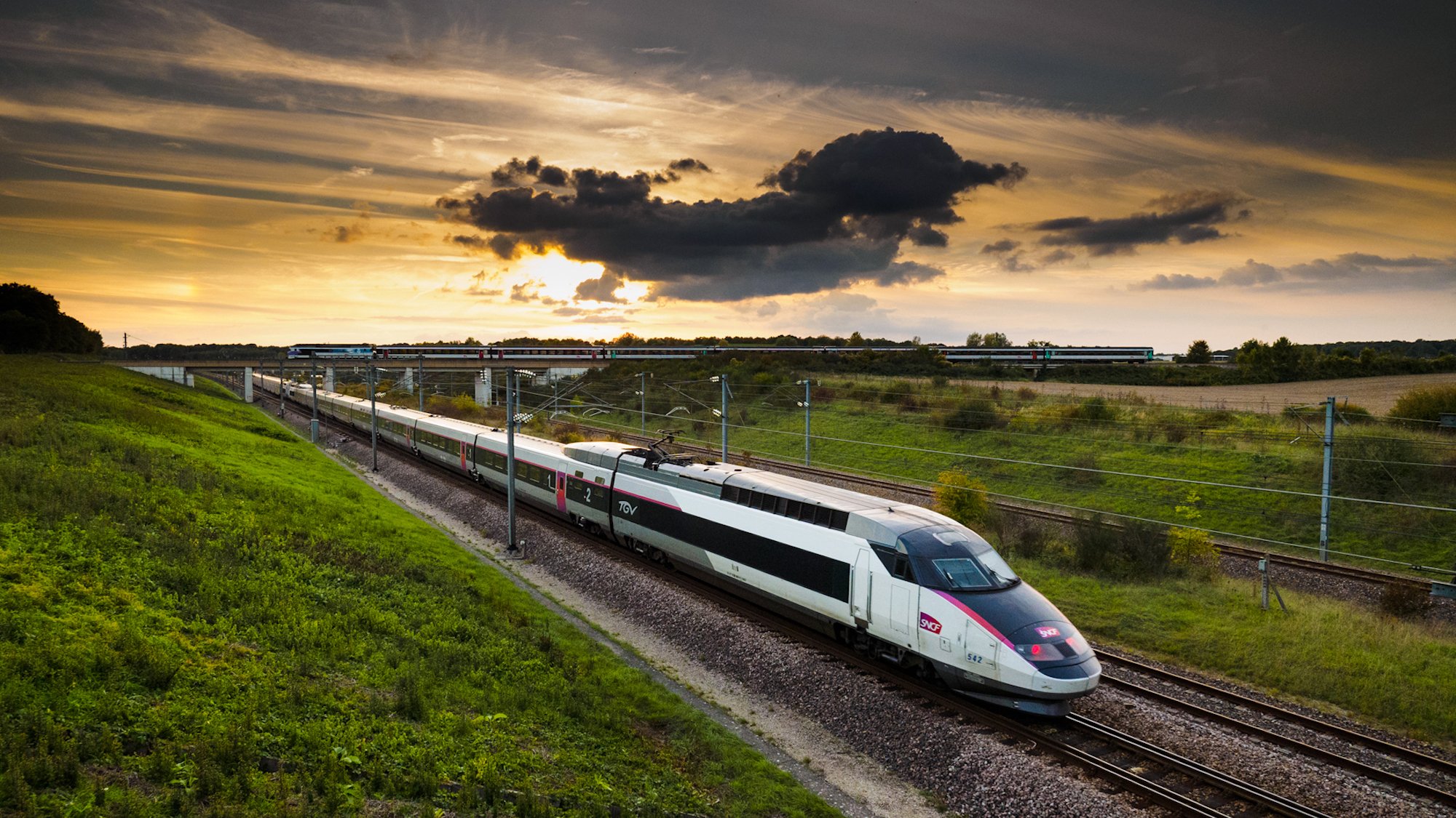 train-france-coucher-soleil-nuages-rails-tgv-sncf-