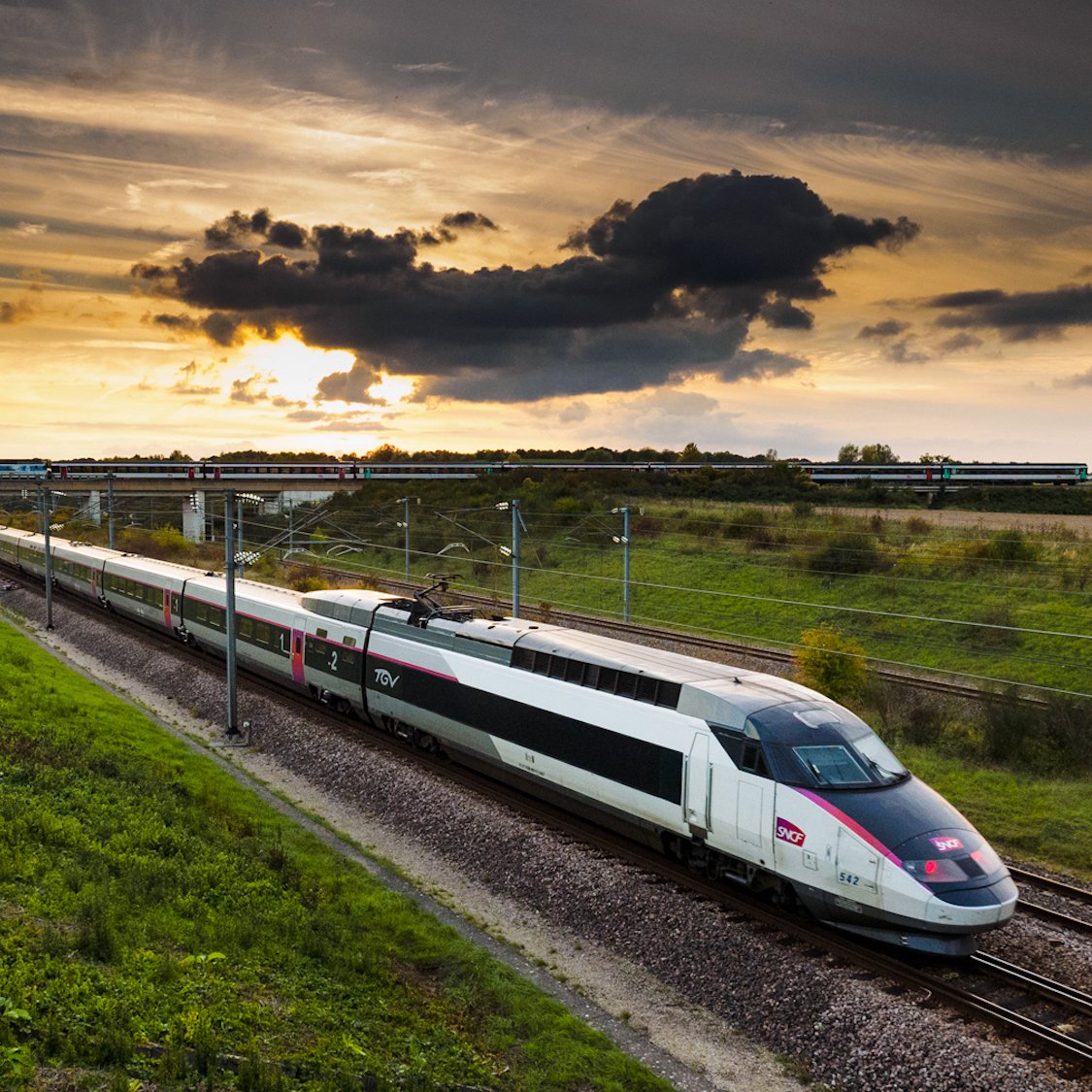 train-france-coucher-soleil-nuages-rails-tgv-sncf-