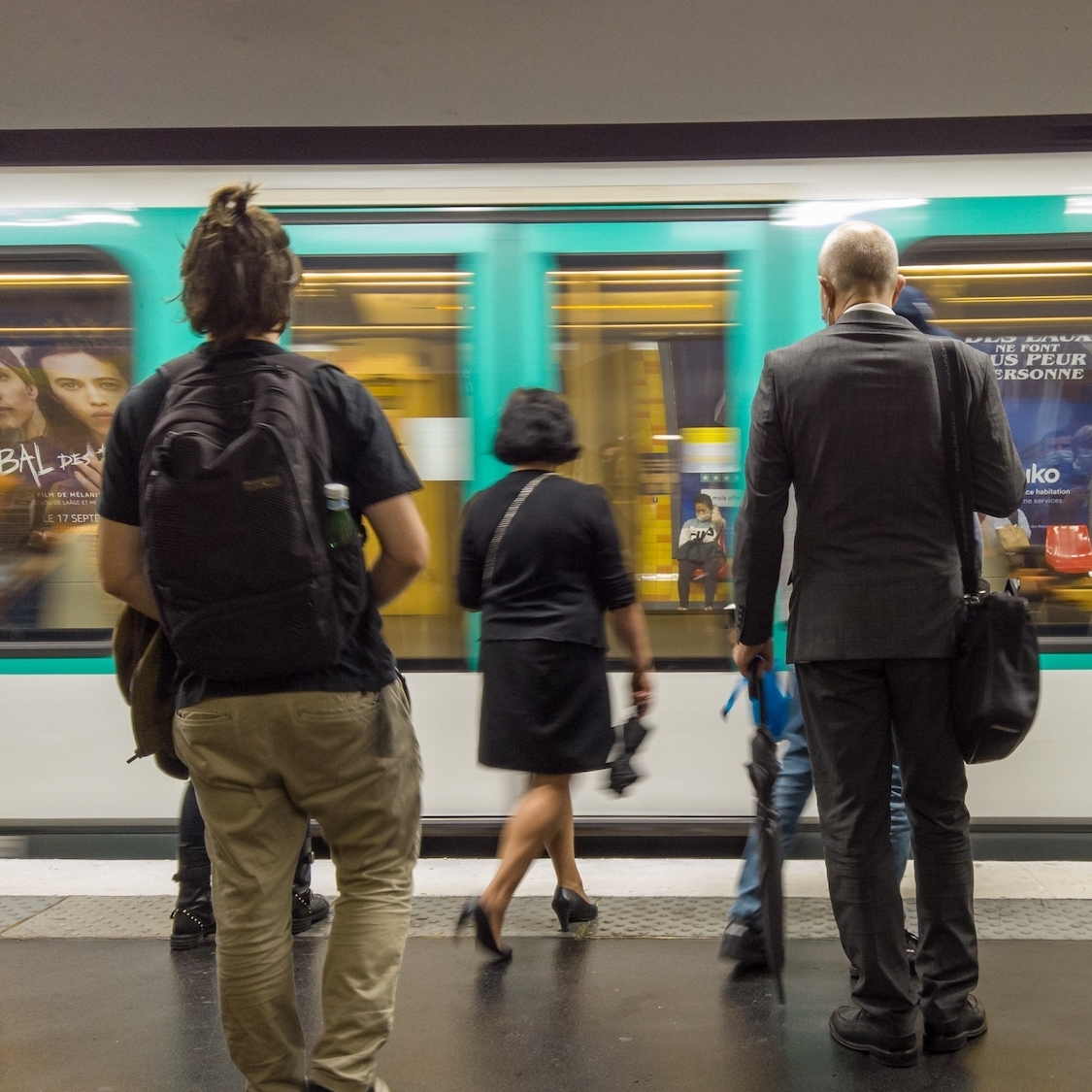 monde-quai-metro-ligne1-auber-champs-elyse-es-atte