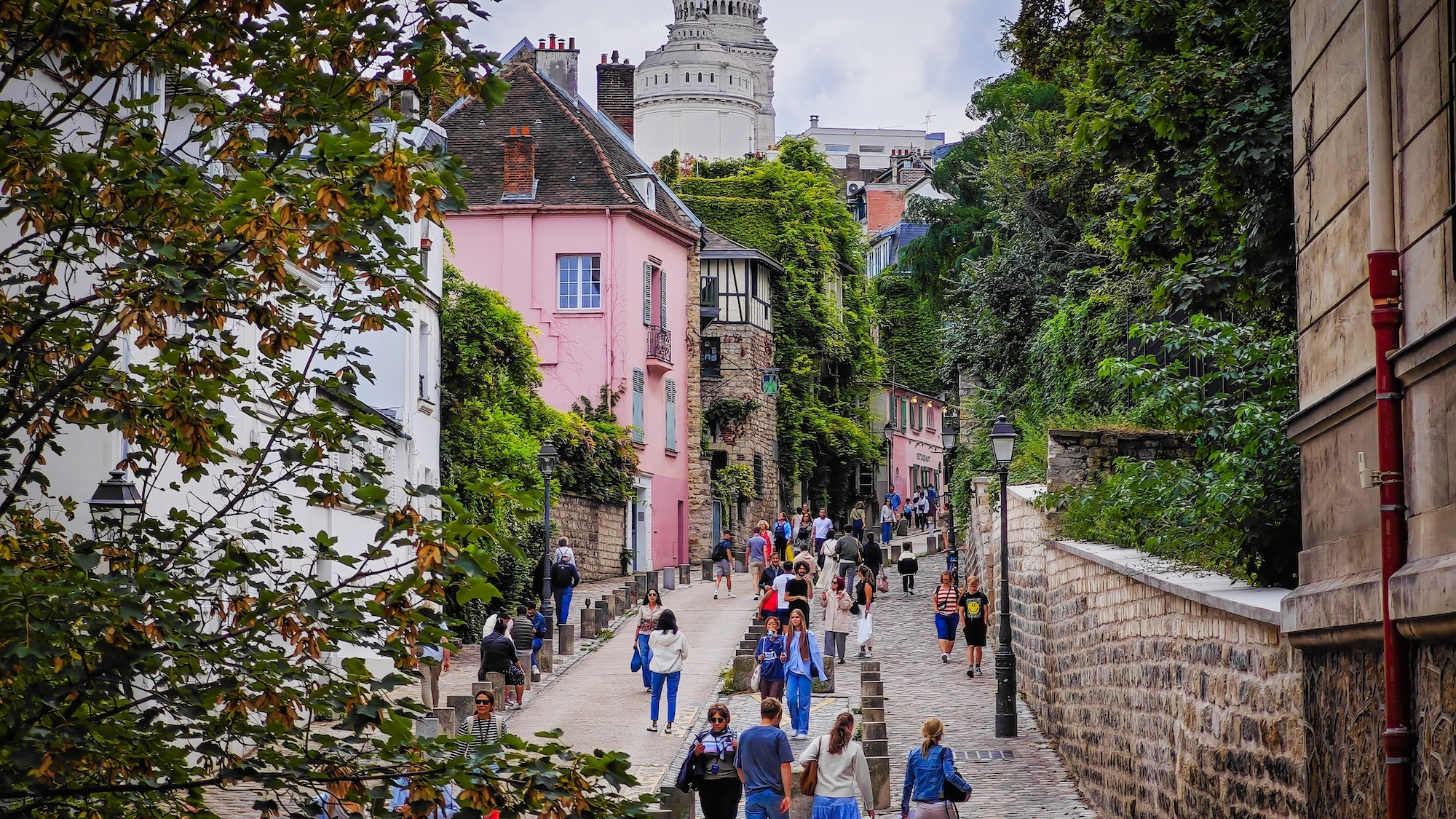 montmartre-basilique-rue-pave-s-pie-tons-paris-e-t