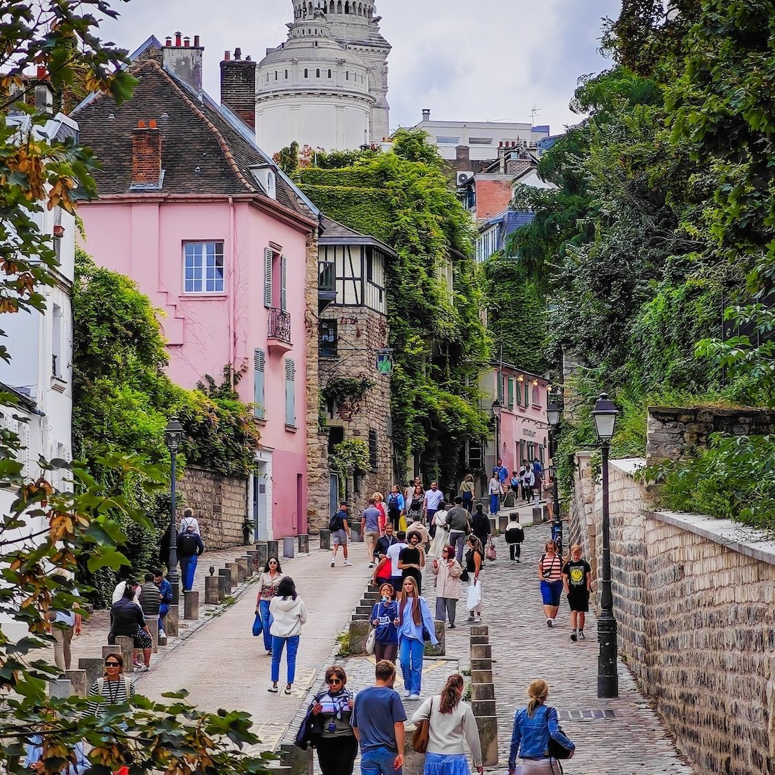 montmartre-basilique-rue-pave-s-pie-tons-paris-e-t