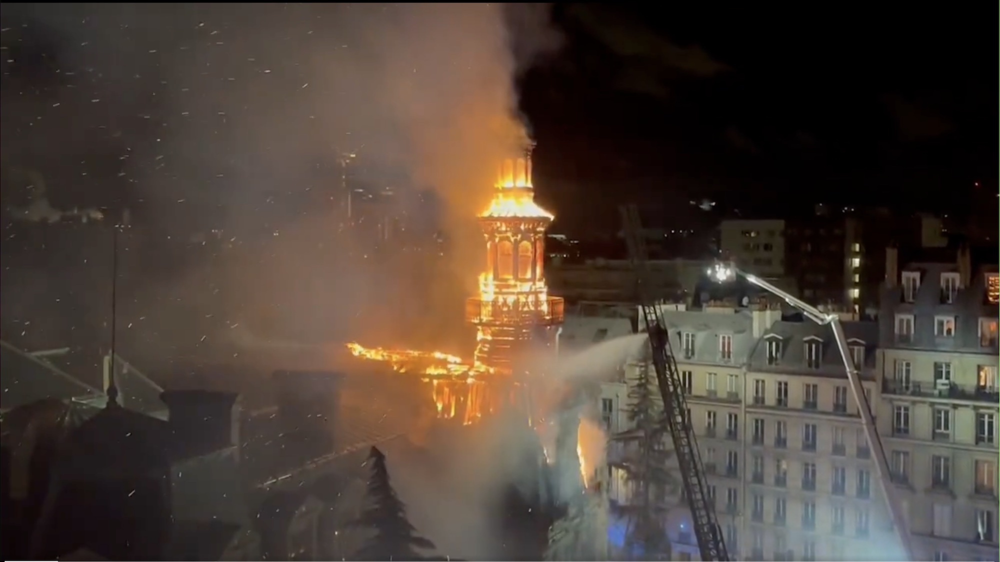 incendie-mairie-12e-paris-flammes-nuit-fleches-cam