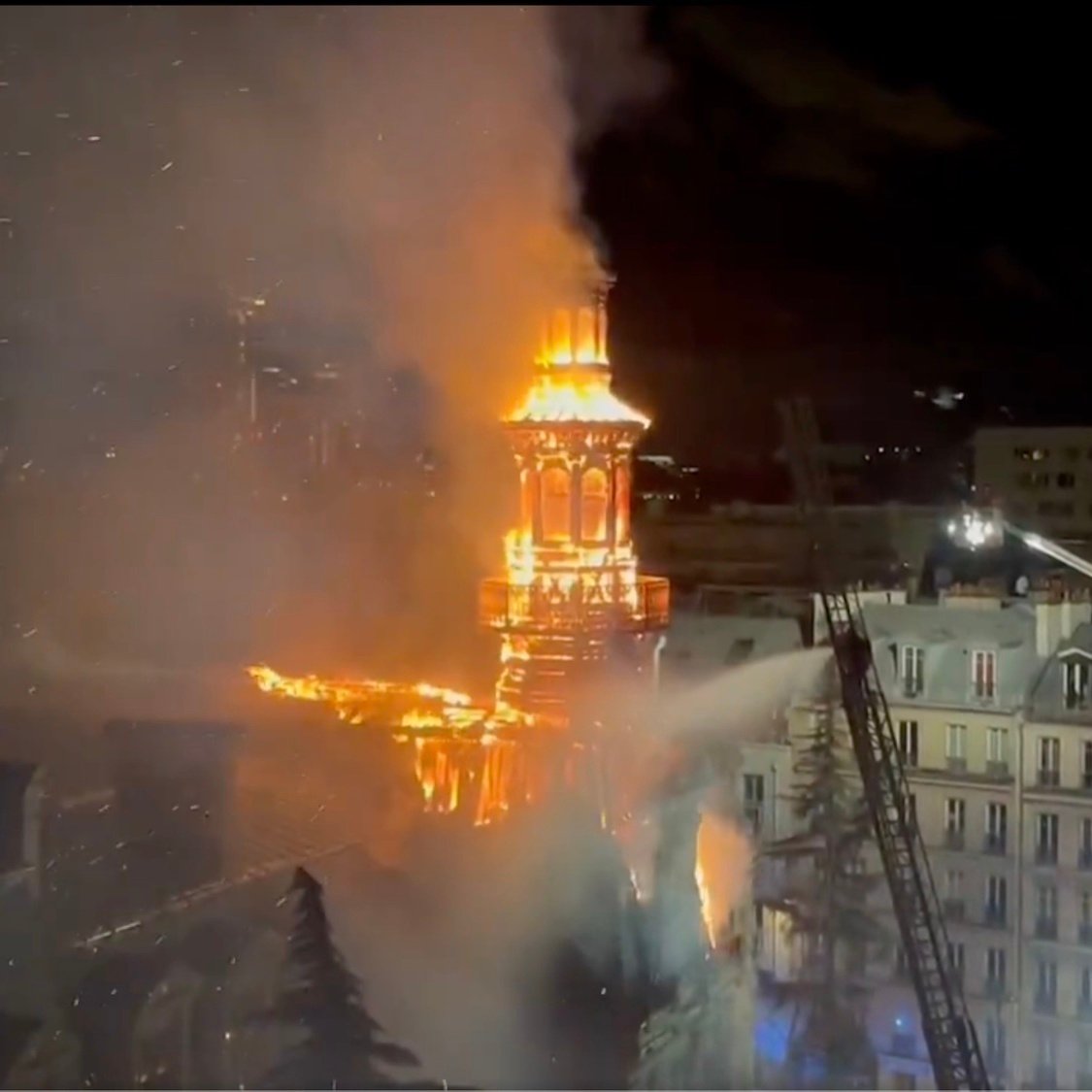 incendie-mairie-12e-paris-flammes-nuit-fleches-cam