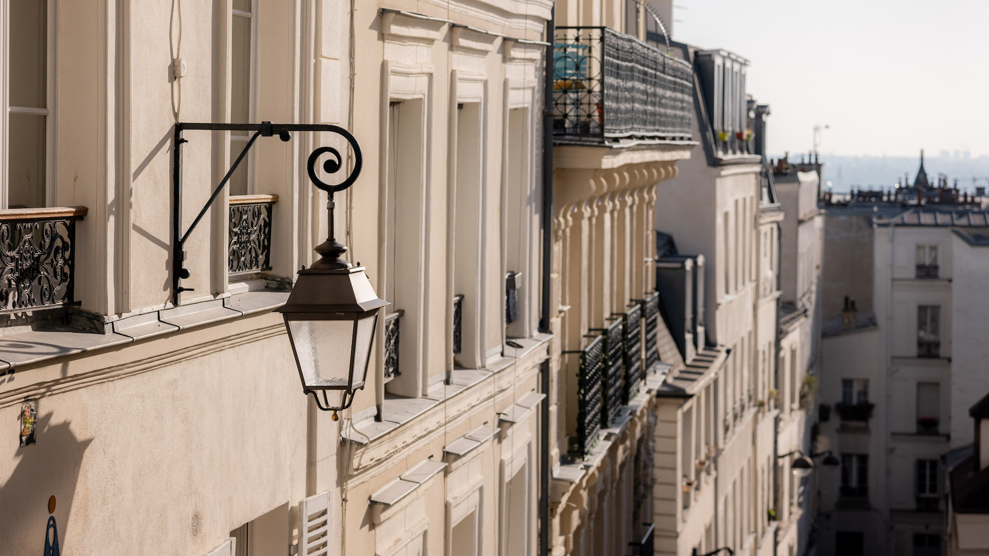 immeuble-paris-facade-lampadaire-balcon-blanc-pier