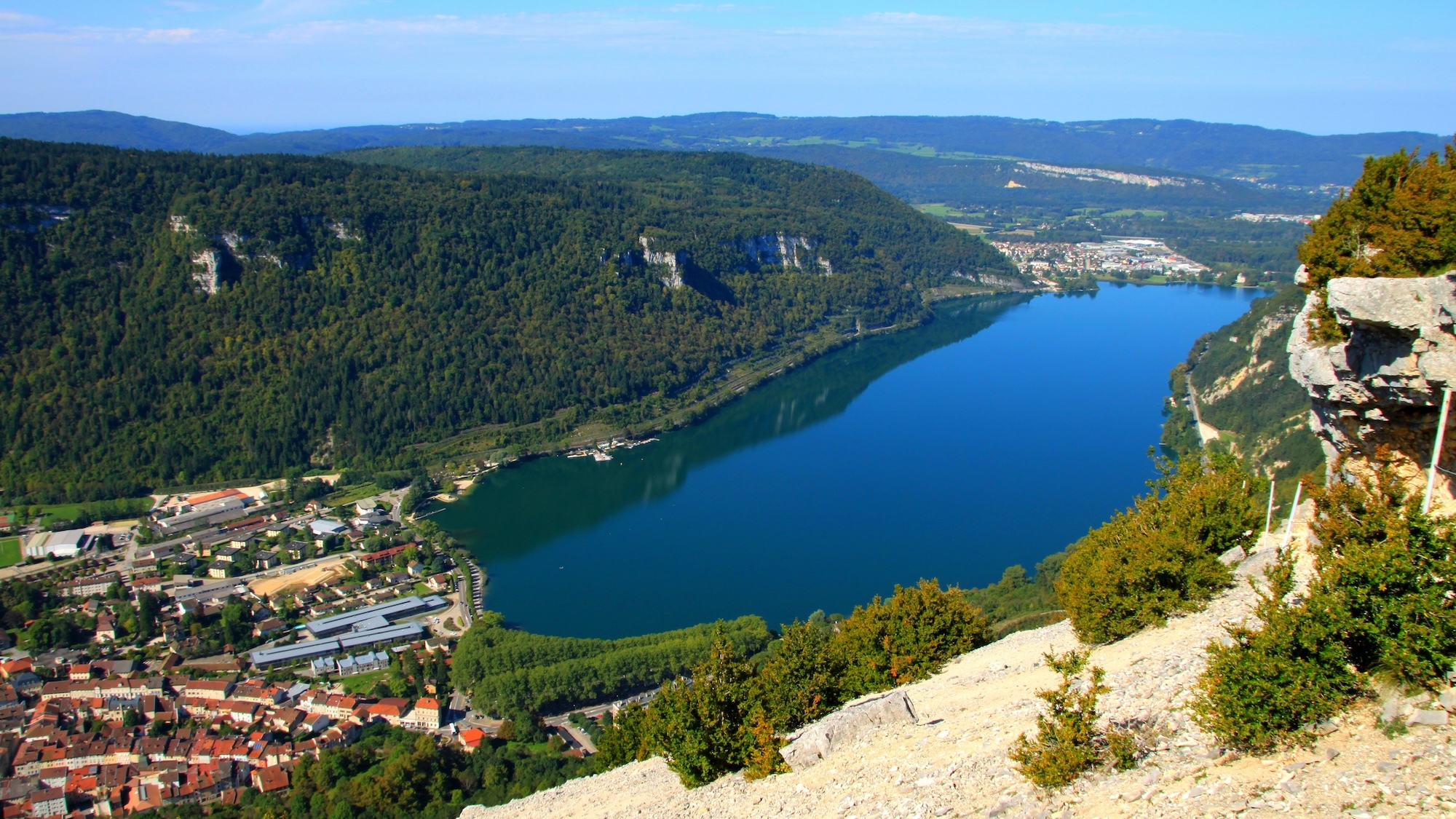 Face à la foule et aux incivilités, ce lac à 1h de Lyon envisage de limiter l'accès à ses plages lac-nantua-1h-lyon-limiter-acces-canicule-incivili