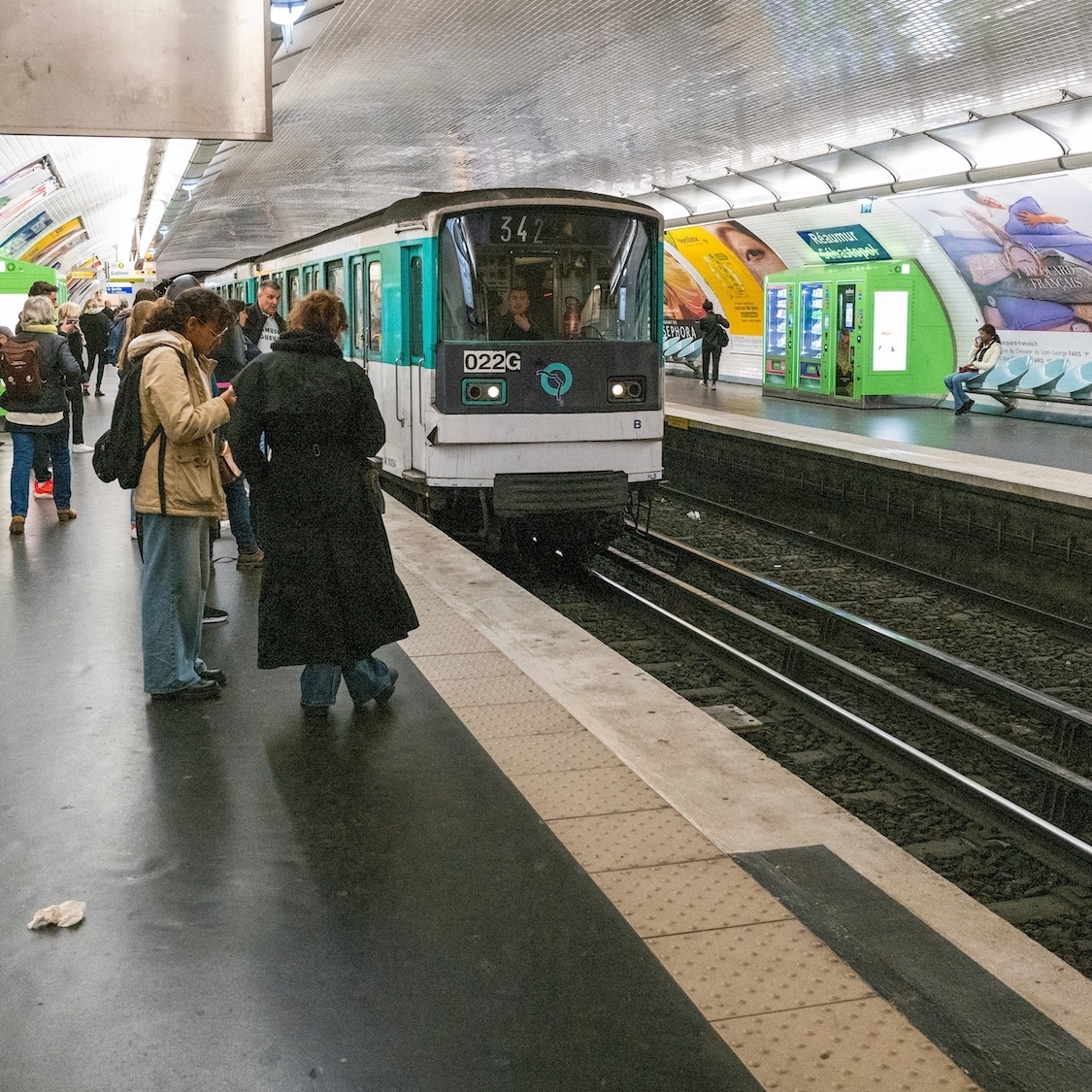 metro-paris-quai-ferme-fnac-live-le-bonbon-paris