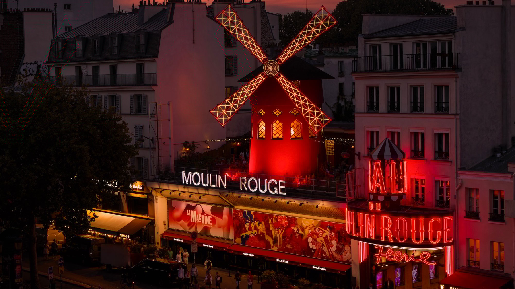 fac-ade-moulin-rouge-horizontale-philippe-wojazer-