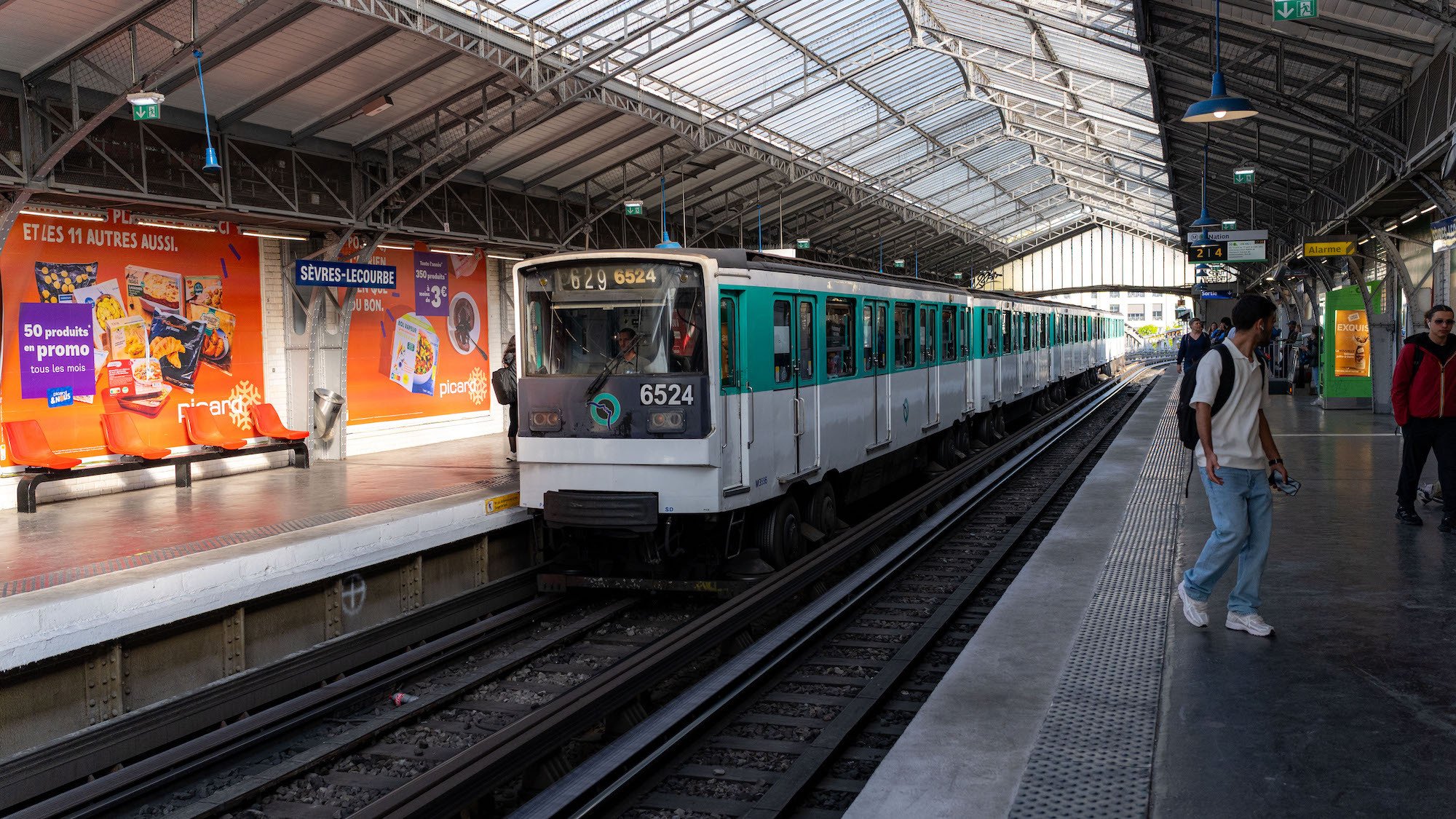 metro-ferme-14-juillet-paris-le-bonbon