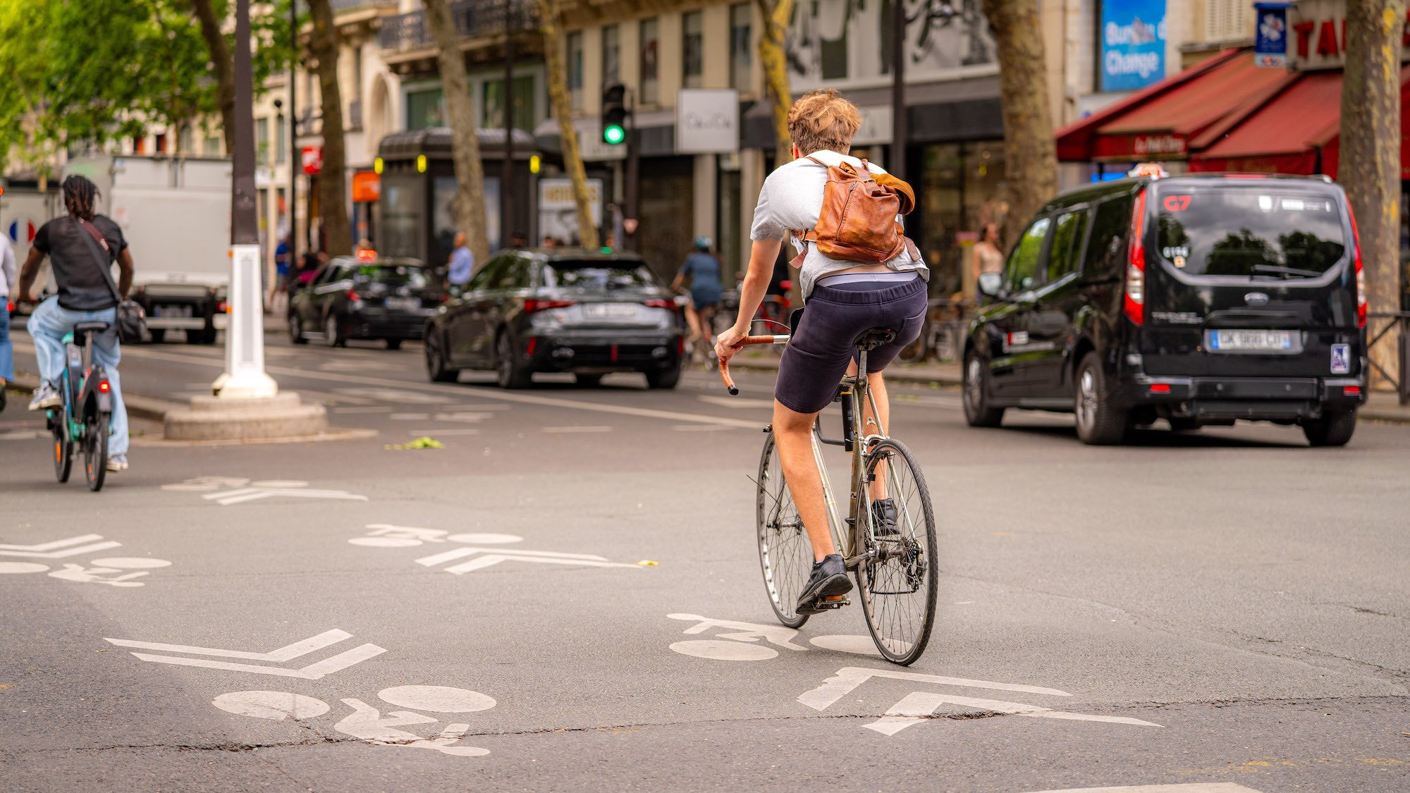 velo-paris-piste-cyclable-voiture-le-bonbon-paris