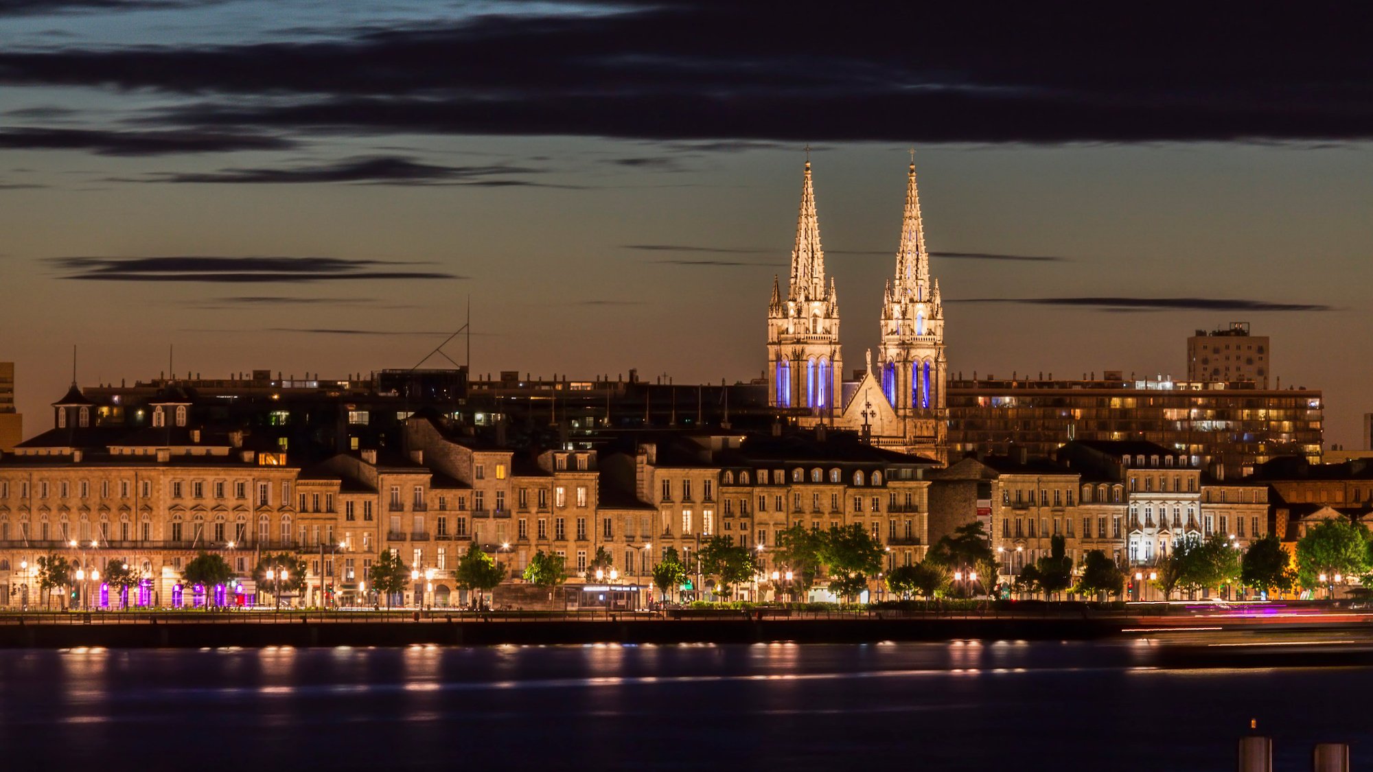 bordeaux-nuit-garonne-soir-lumieres-ville-plus-dan