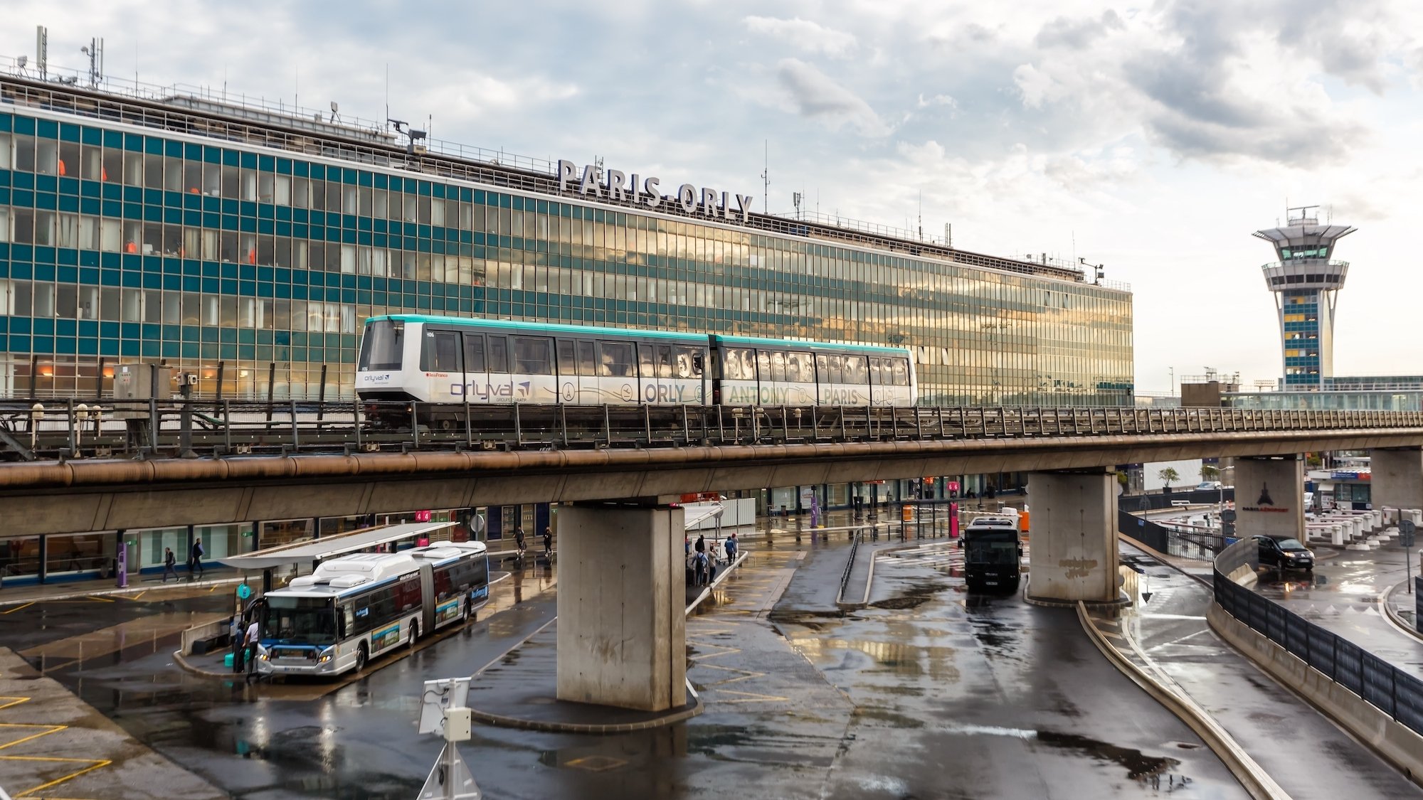 orlyval-aeroport-paris-train-voiture-parking-avion