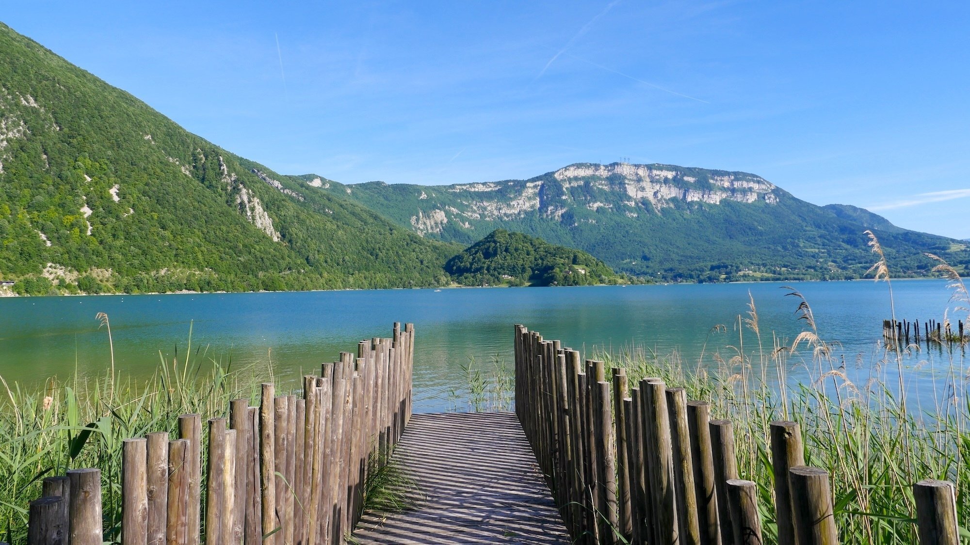 Ce lac émeraude à 3h de Dijon est l'un des plus chauds de France et peut atteindre 28°C lac-aiguebelette-3h-dijon