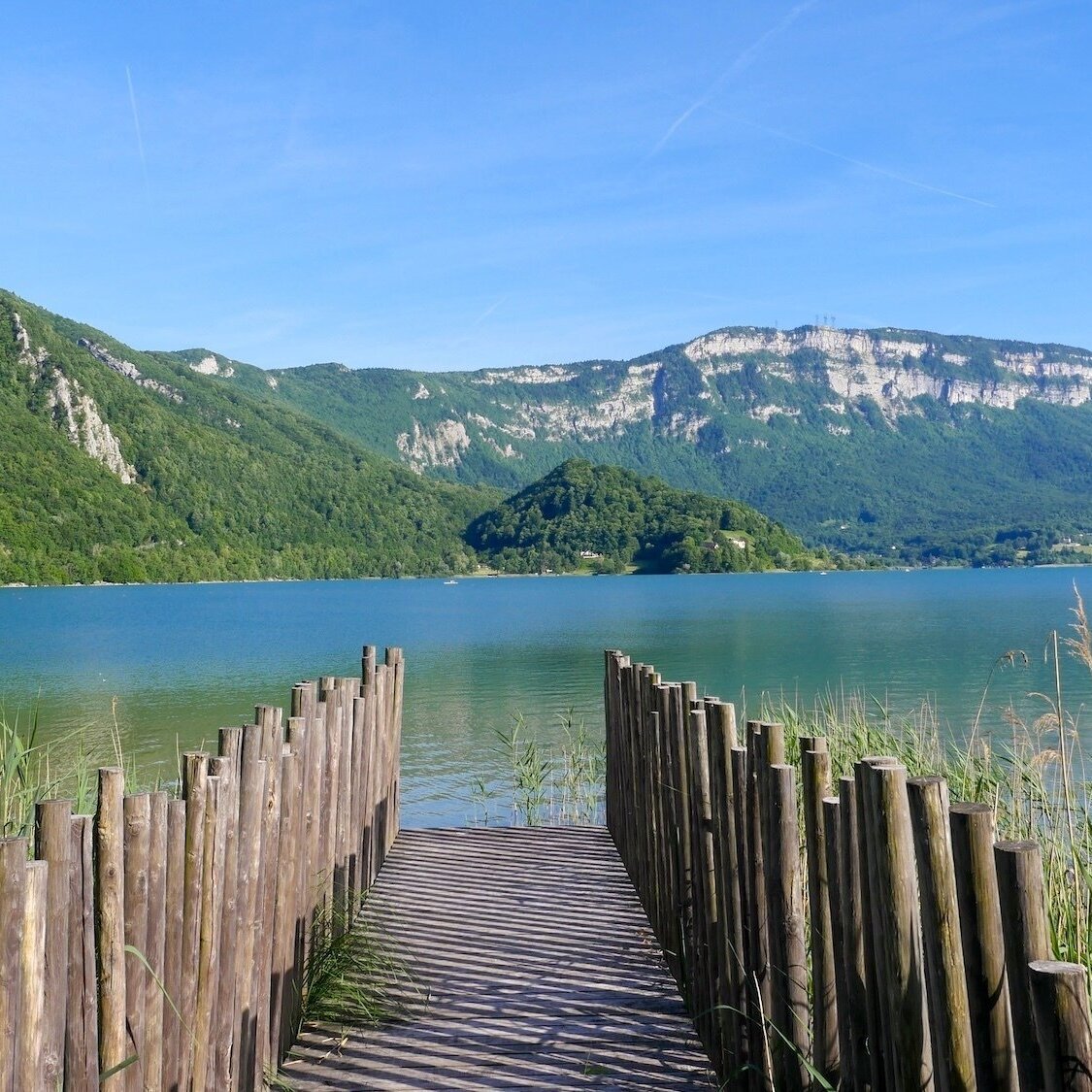 Ce lac émeraude à 3h de Dijon est l'un des plus chauds de France et peut atteindre 28°C lac-aiguebelette-3h-dijon