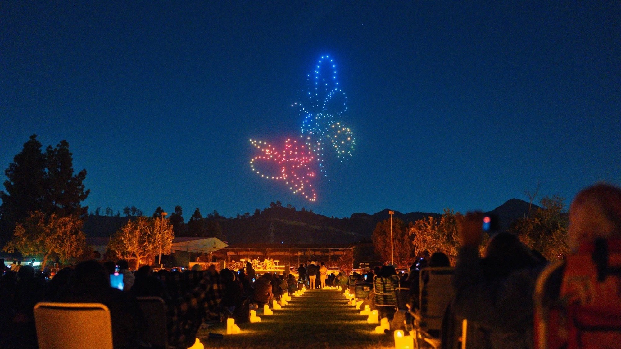 drone-art-show-ciel-lumie-res-bougies-musique-quat