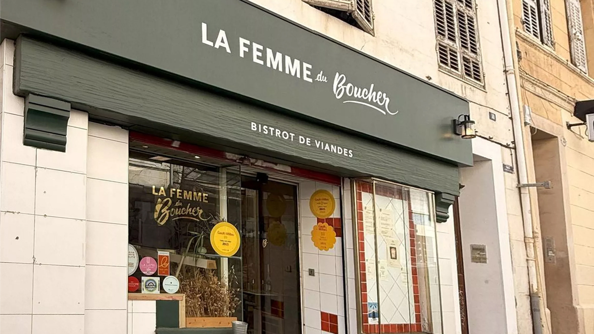 la-femme-du-boucher-lance-son-offre-a-emporter
