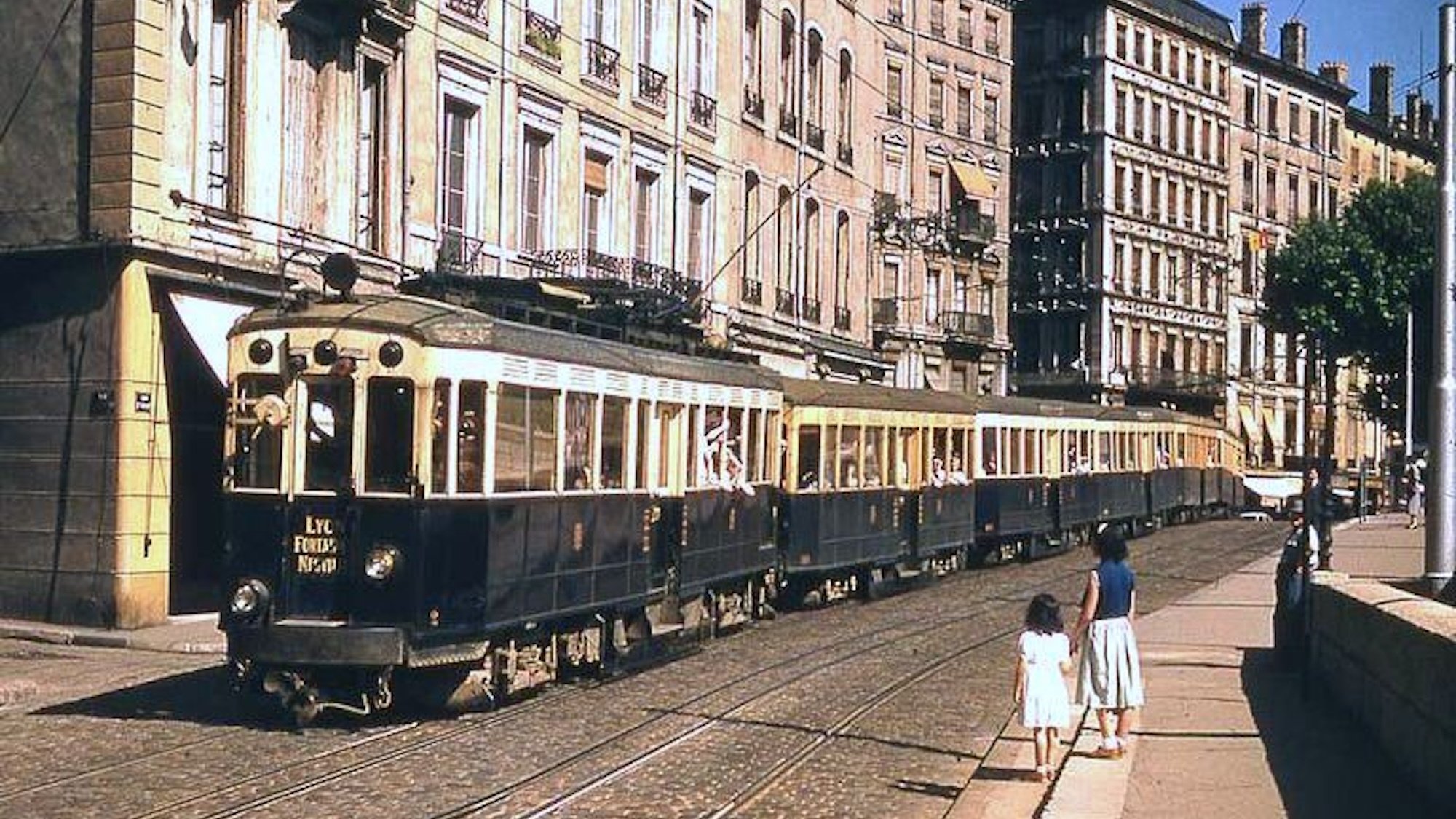 train-bleu-lyon-pecherie-1