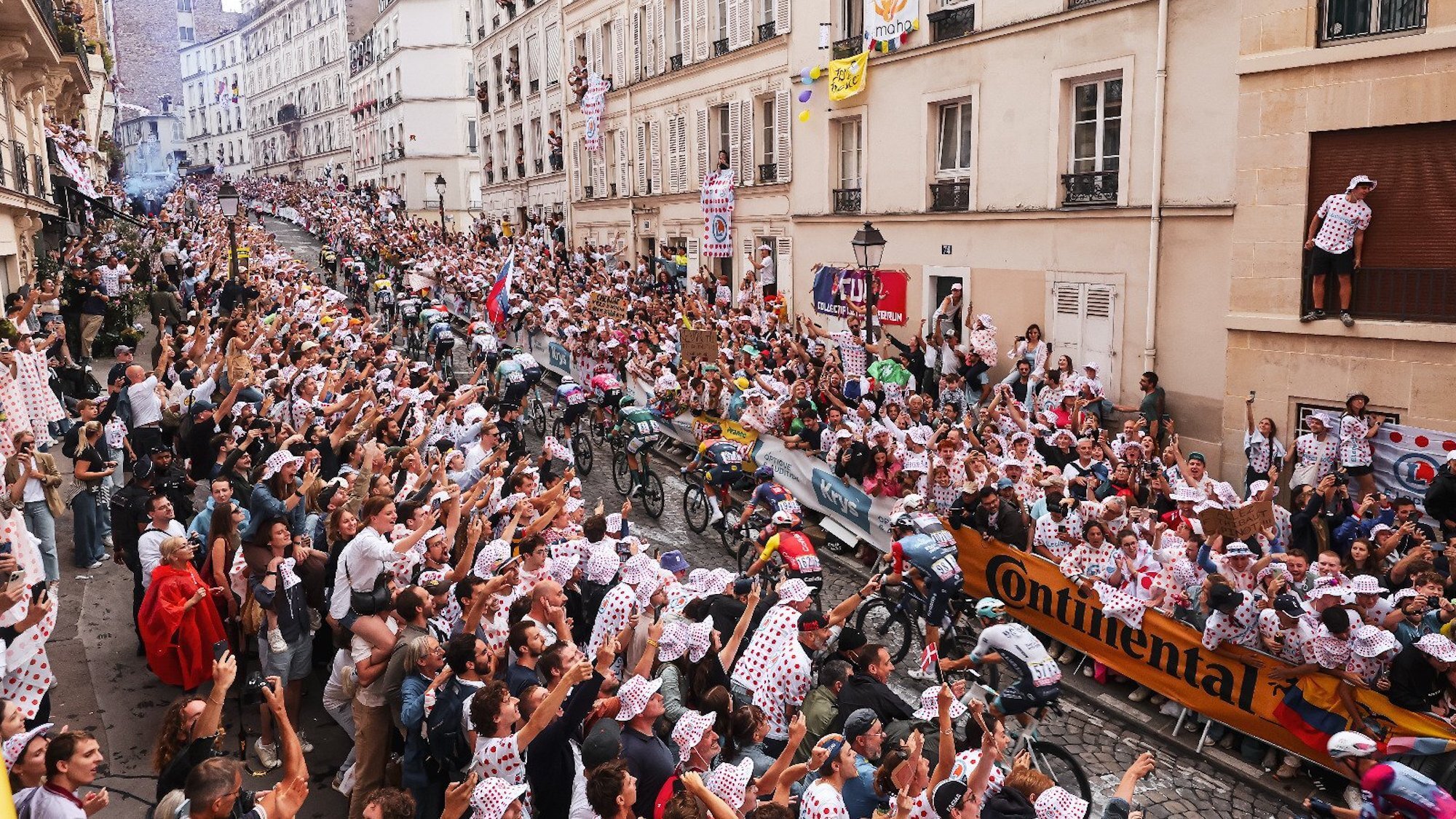 tour-de-france-arrivee-paris-rue-lepic-pave-juille