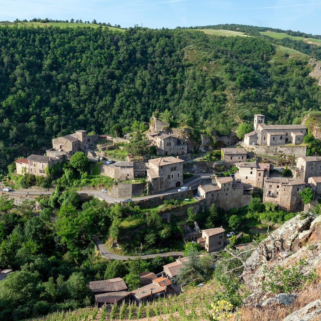 malleval-village-medieval-cascade