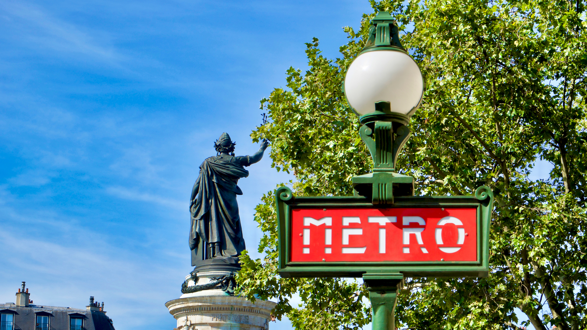 metro-signe-paris-republique-statue-lampadaire-pla