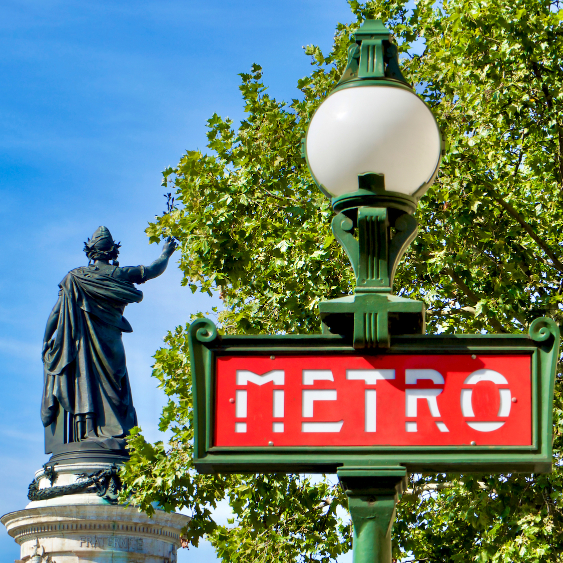 metro-signe-paris-republique-statue-lampadaire-pla