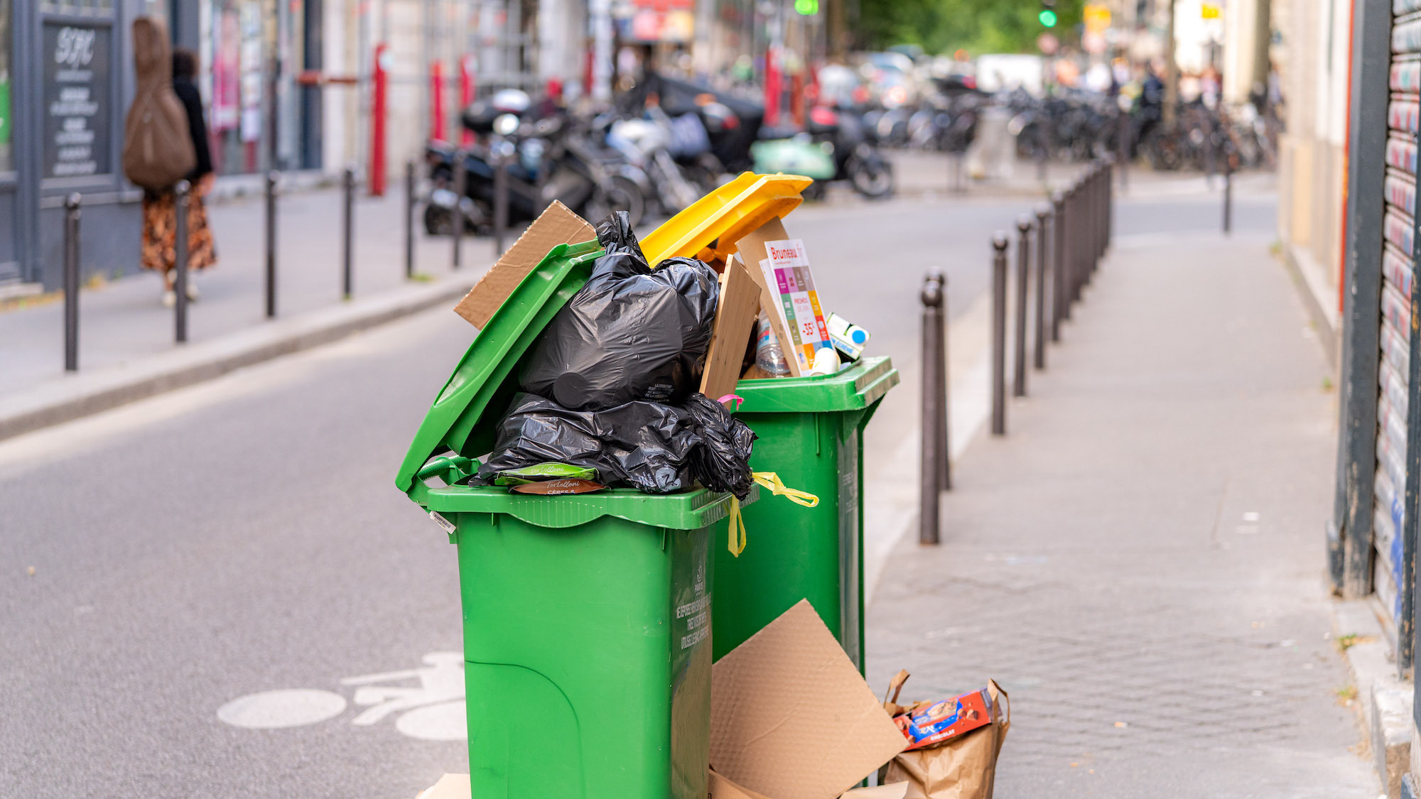 poubelles-debordent-rue-paris-tri-dechets-recyclag