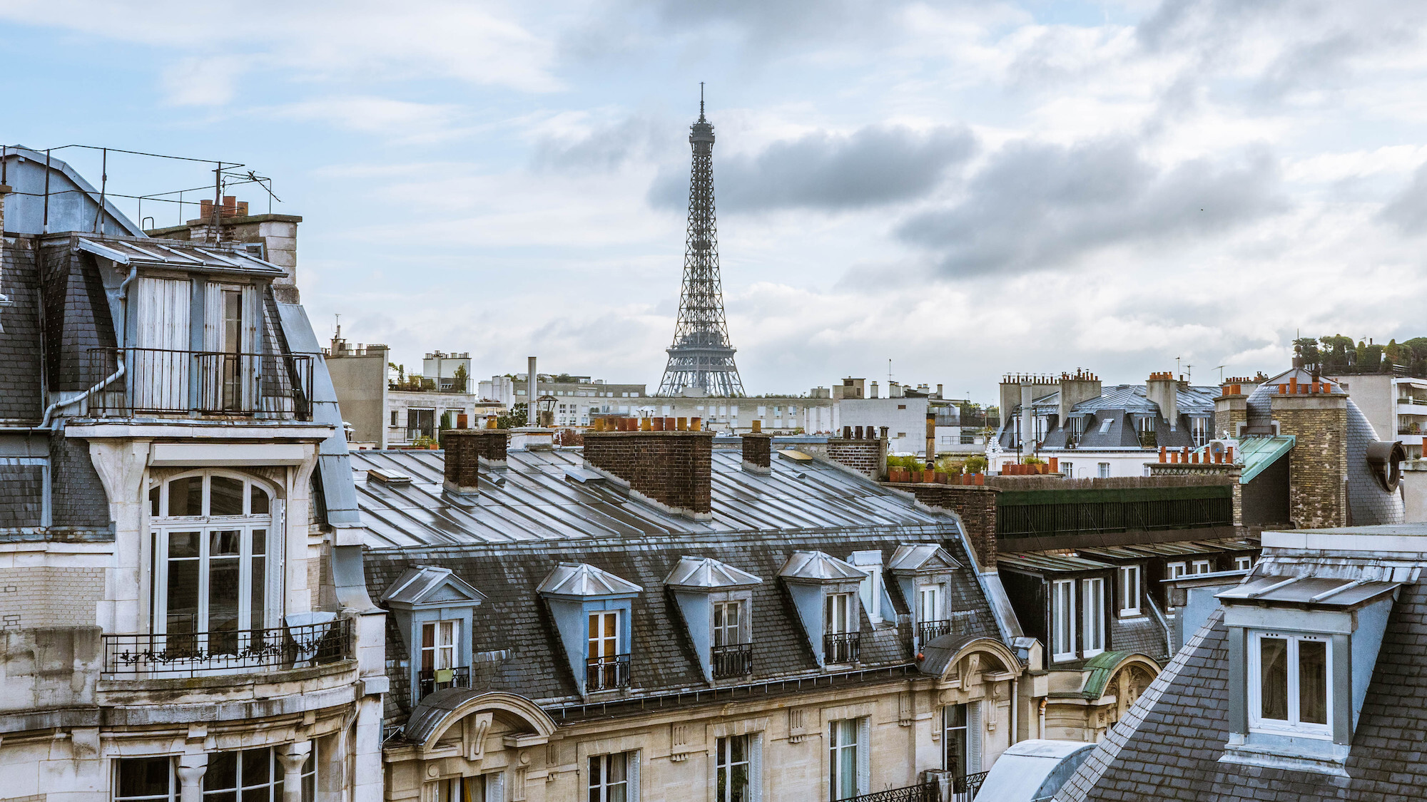 meteo-paris-ciel-gris-juin-2025-toits-paris-ciel-t
