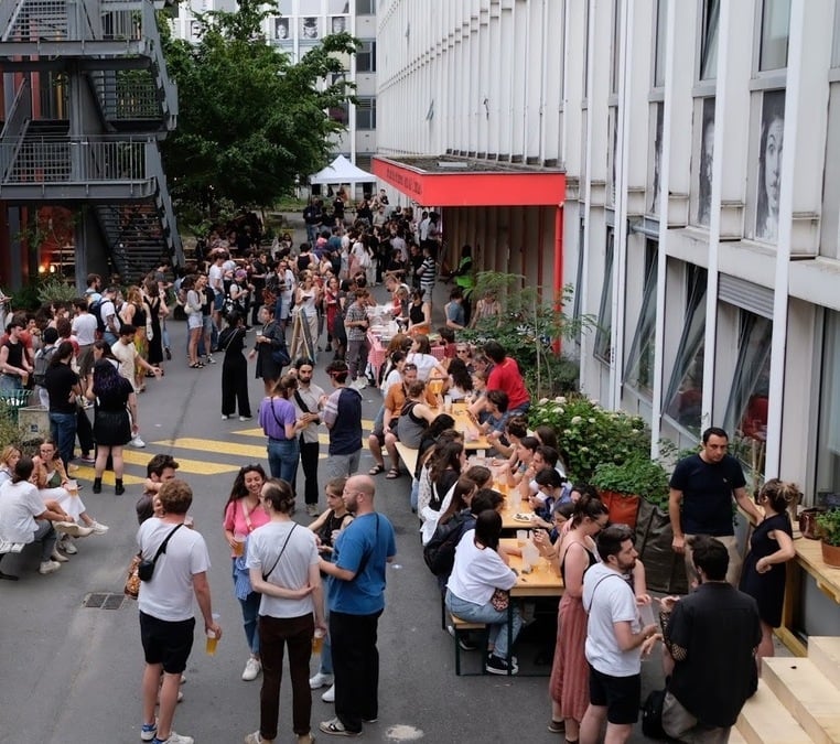 banquet-les-coudes-sur-la-table-cesure-2-1200