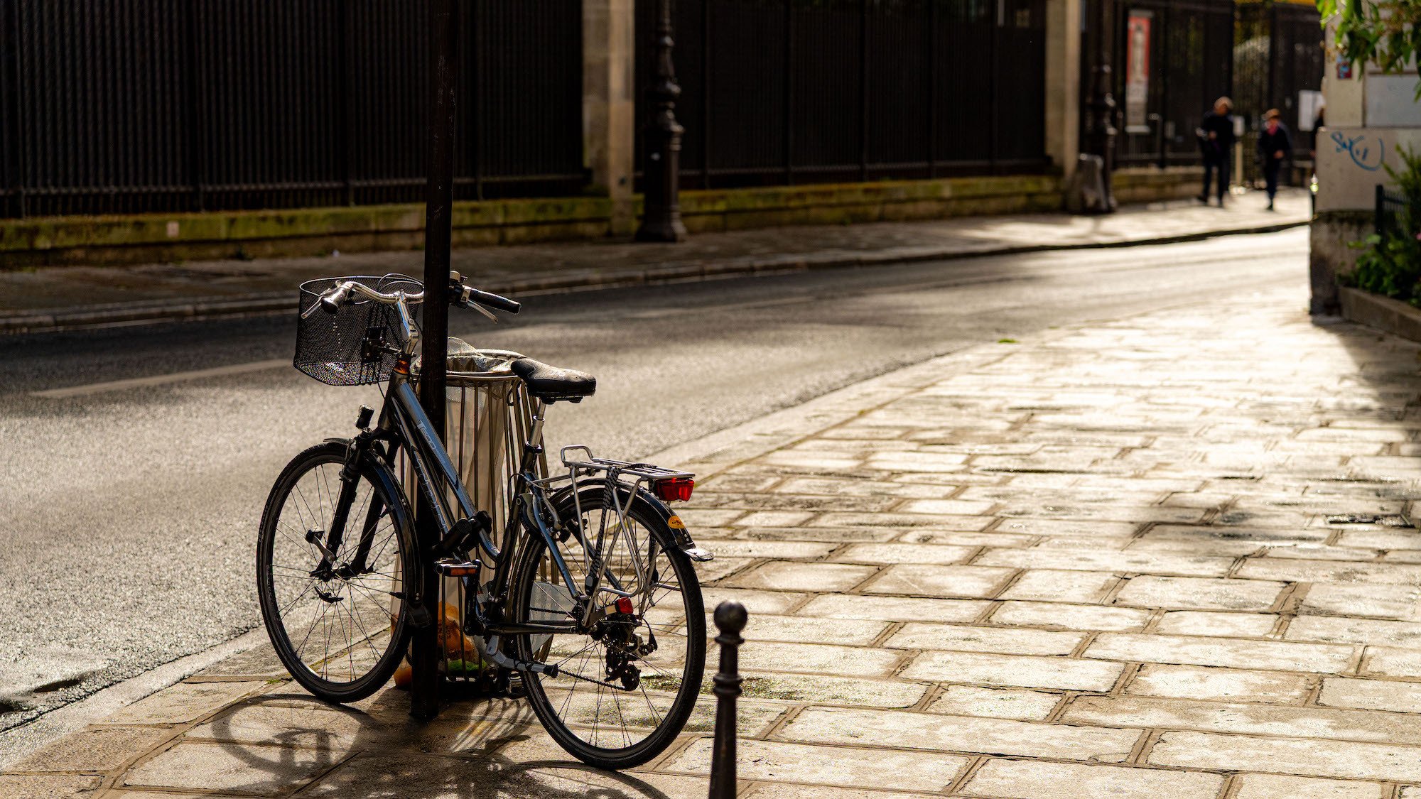 velo-accroche-rue-paris-vol-conseils-poubelle-le-b