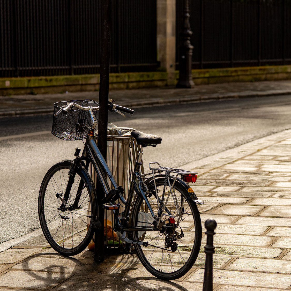 velo-accroche-rue-paris-vol-conseils-poubelle-le-b