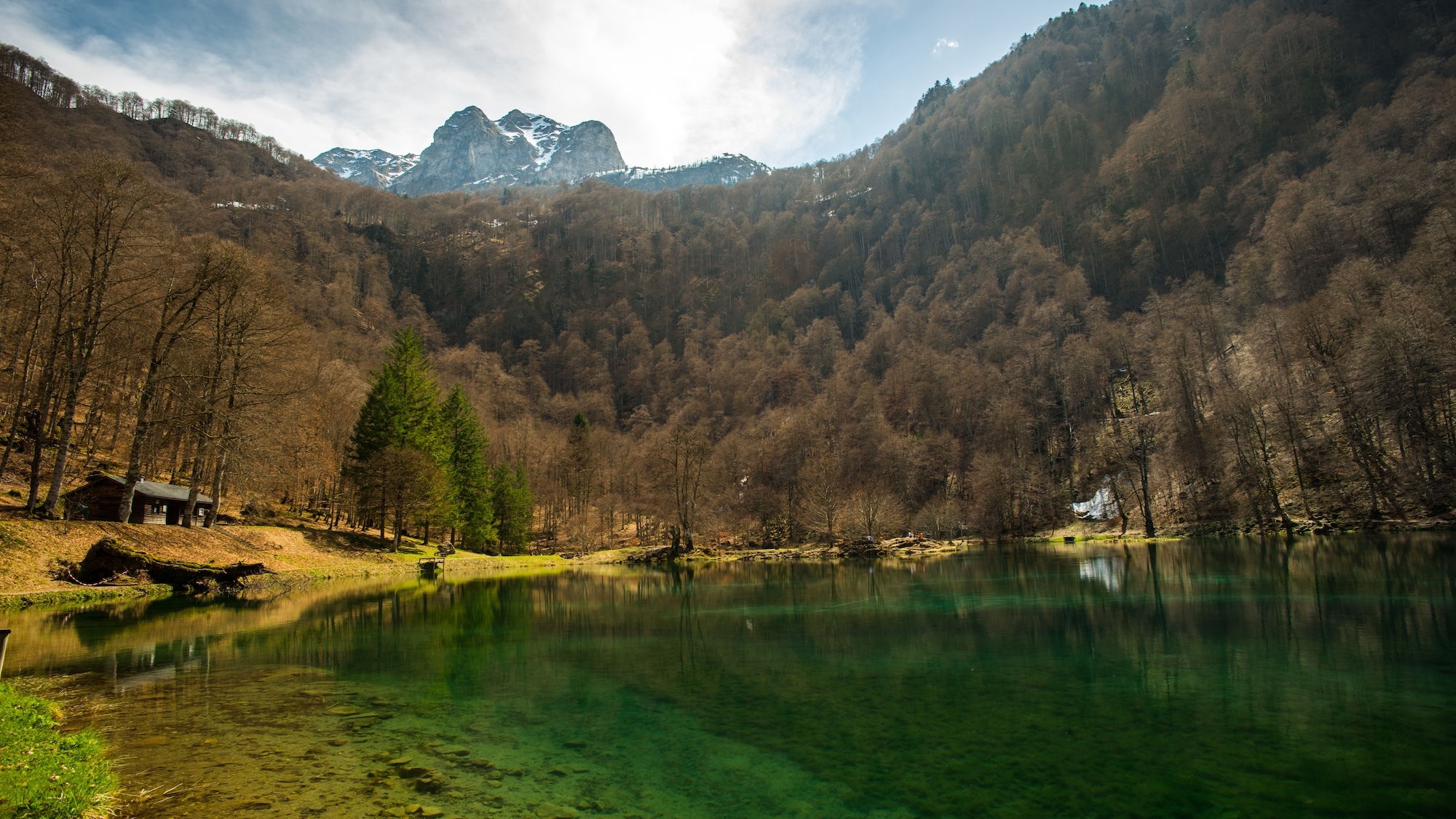 Ce lac absolument sublime perché à 1 000 mètres d'altitude se cache à 125 km de Toulouse shutterstock-164298482