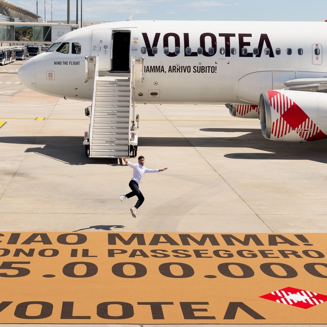 volotea-75m-pax-official-photo