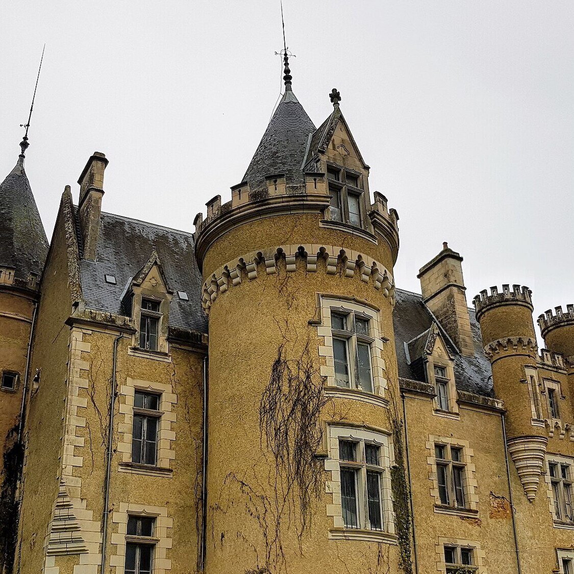 chateau-fougeret-hante-2h-paris-le-bonbon