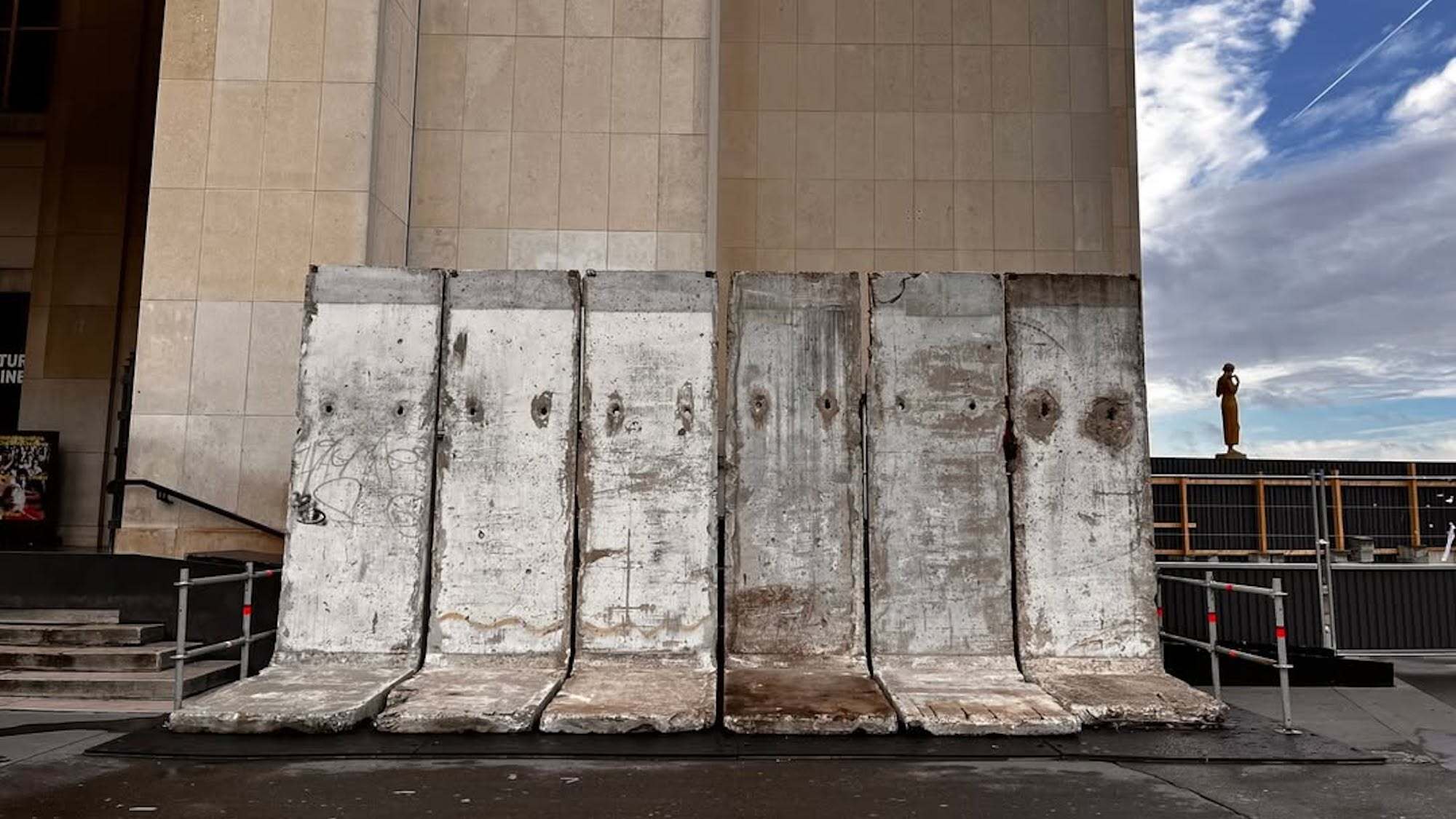 fragment-mur-berlin-trocadero-place-beton-ciel-ble