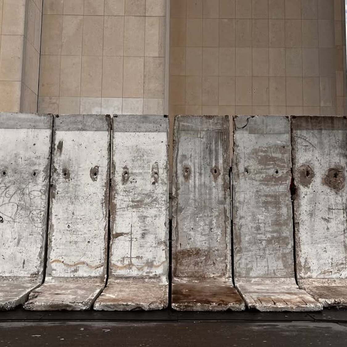 fragment-mur-berlin-trocadero-place-beton-ciel-ble