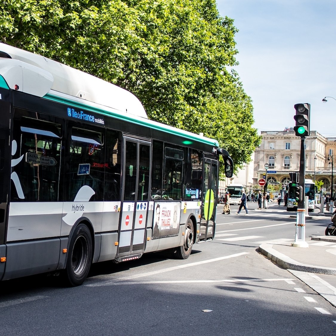 nducteur-bus-refuse-passage-re-tenue-le-bonbon-par