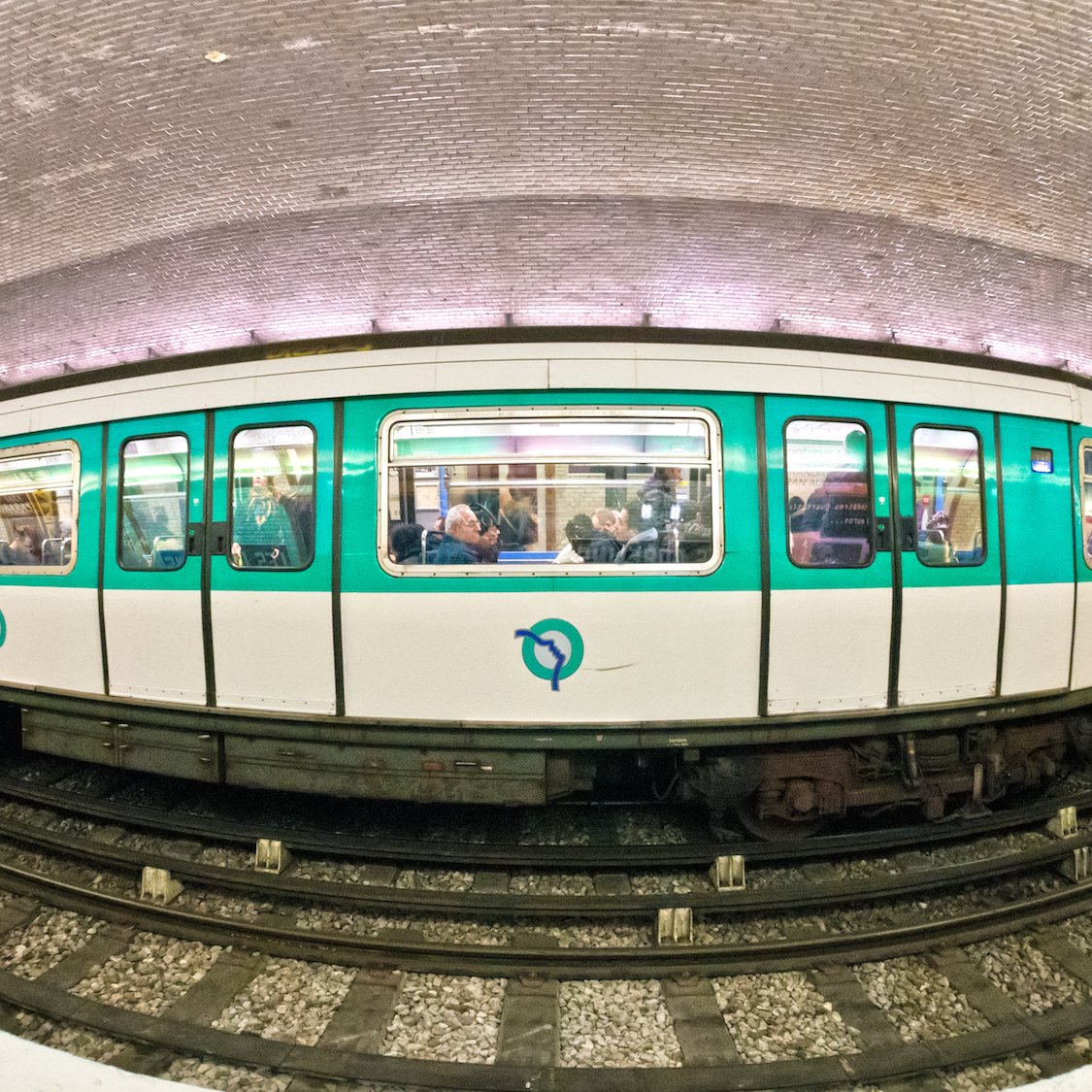 lignes-plus-ponctuelles-metro-photo-rame-effet-fis
