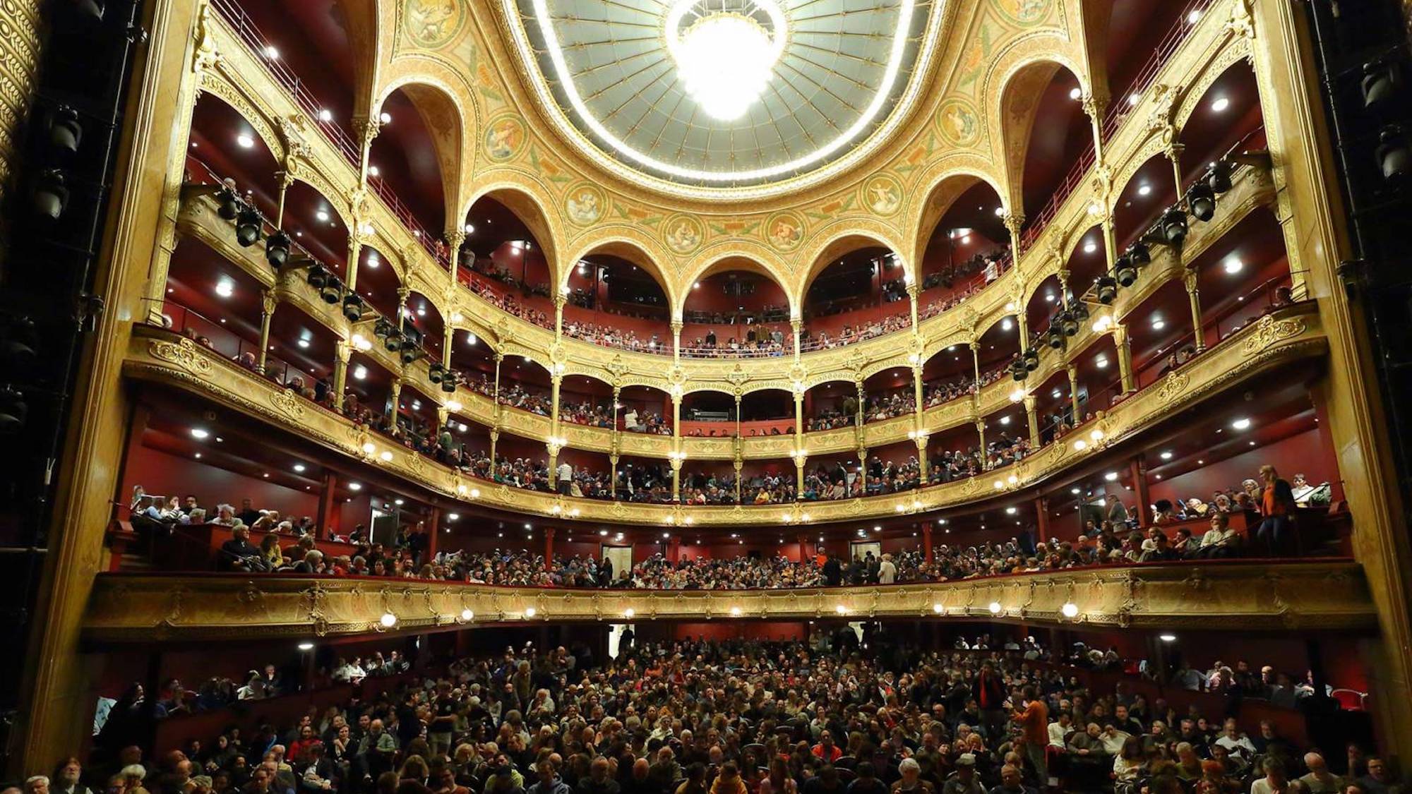 la-salle-pleine-de-public-blondin-1600x1067