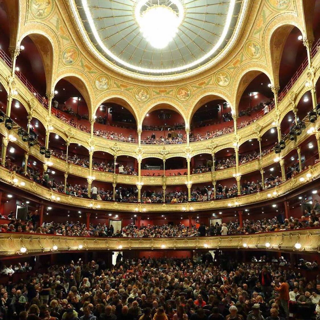 la-salle-pleine-de-public-blondin-1600x1067