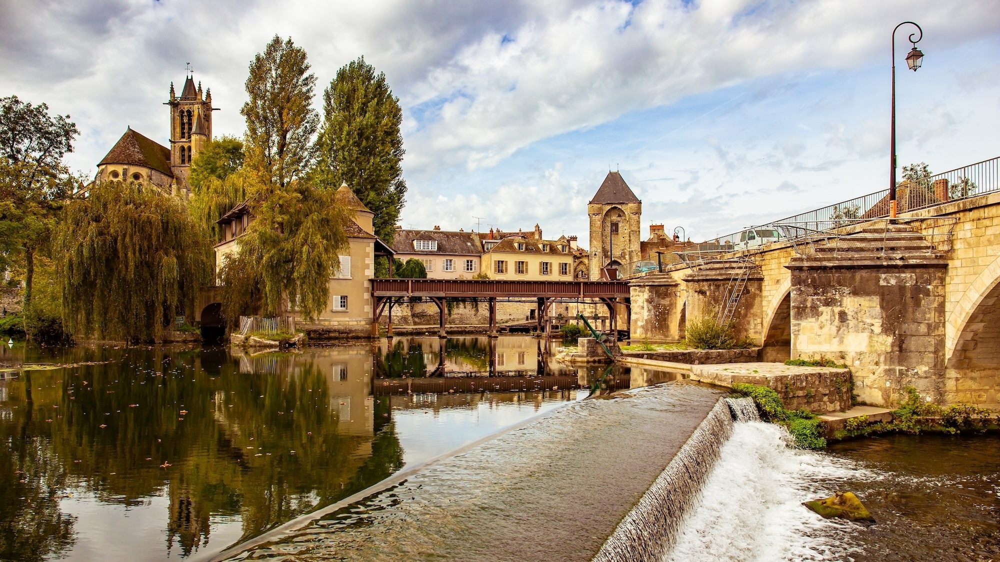 moret-sur-loing-village-medieval-proche-paris-auto