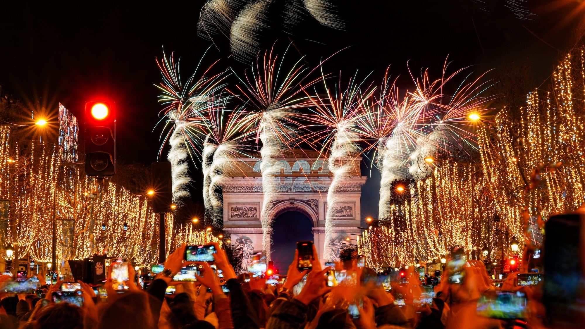 Illuminations de Noël des Champs-Élysées 2025 : quelles stars présentes au lancement shutterstock-2244325063
