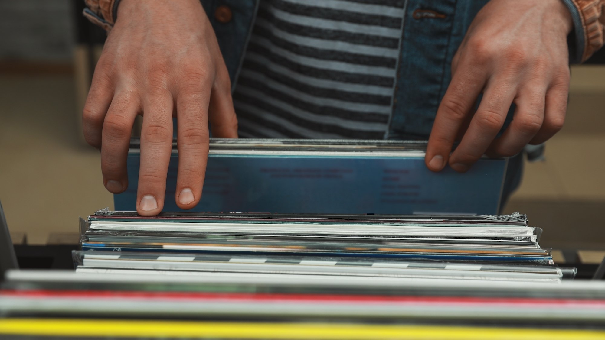 100,000 vinyl records starting at €2 in a giant flea market in Paris! vinyle-vente-paris-loves-vinyle-le-bonbon-paris