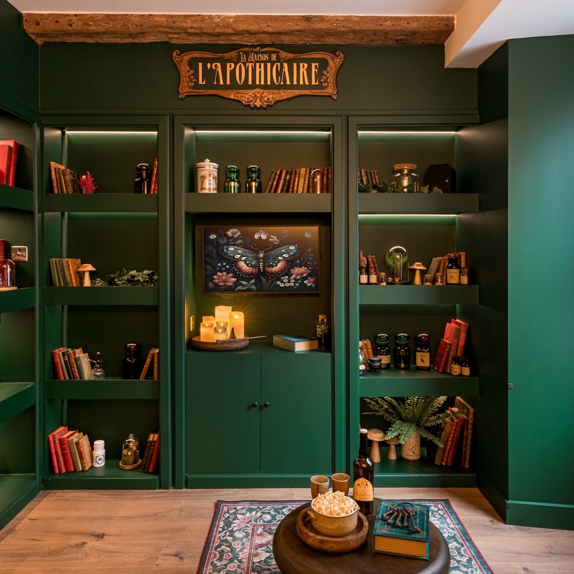 À 35 minutes de Lyon, ce magnifique gîte immersif vous plonge dans un décor médiéval la-maison-de-lapothicaire-1