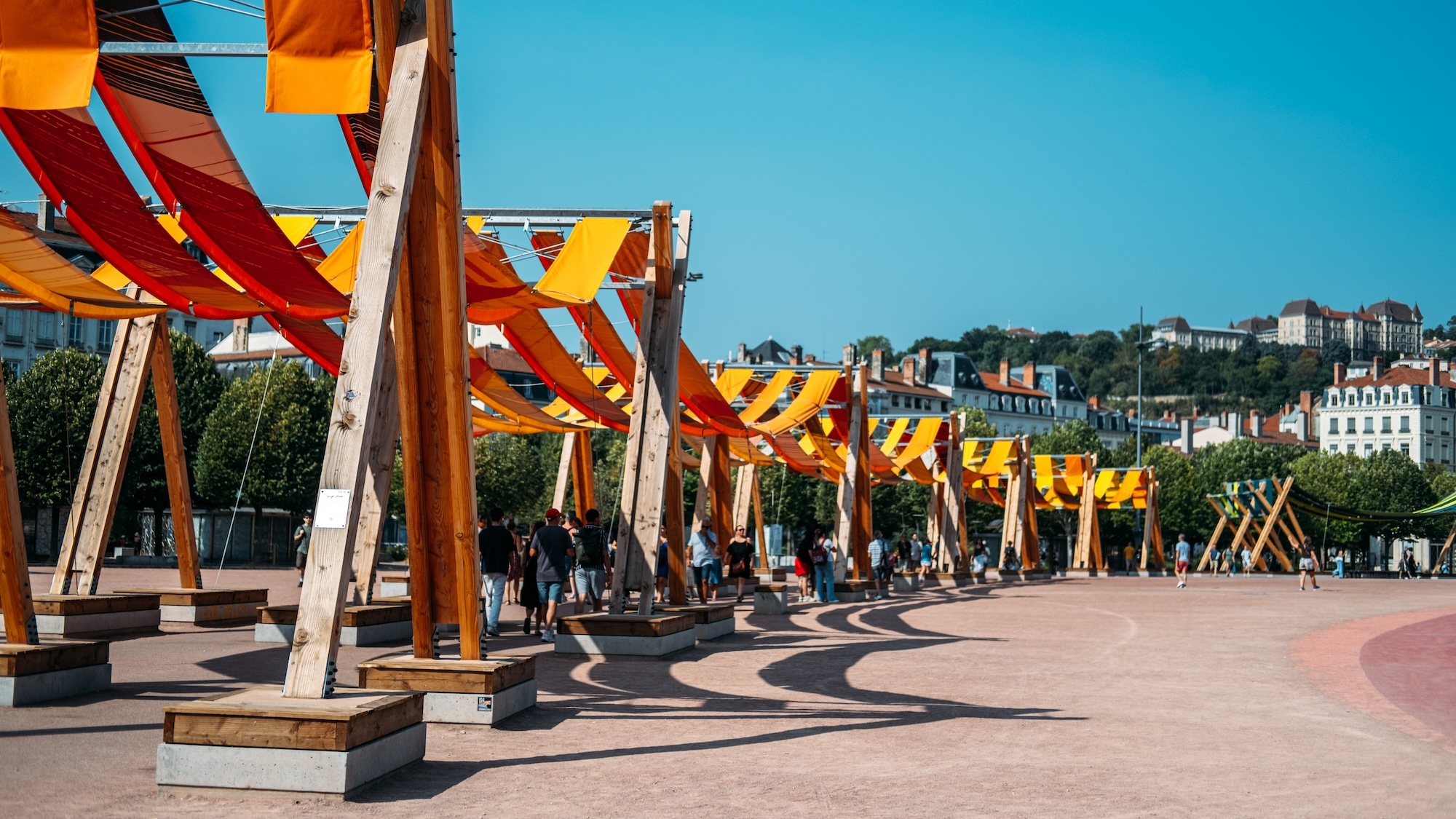 lorant-deutsch-moque-oeuvre-place-bellecour-lyon