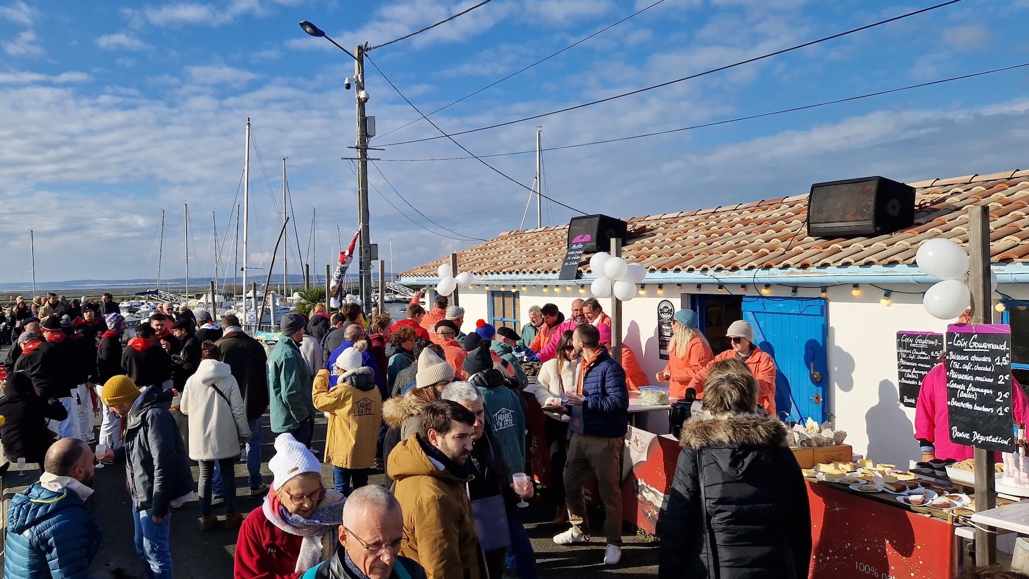 The big oyster and wine festival with tastings, concerts, and fireworks is back on the Arcachon Bay! cabanes-en-fete-a-andernos
