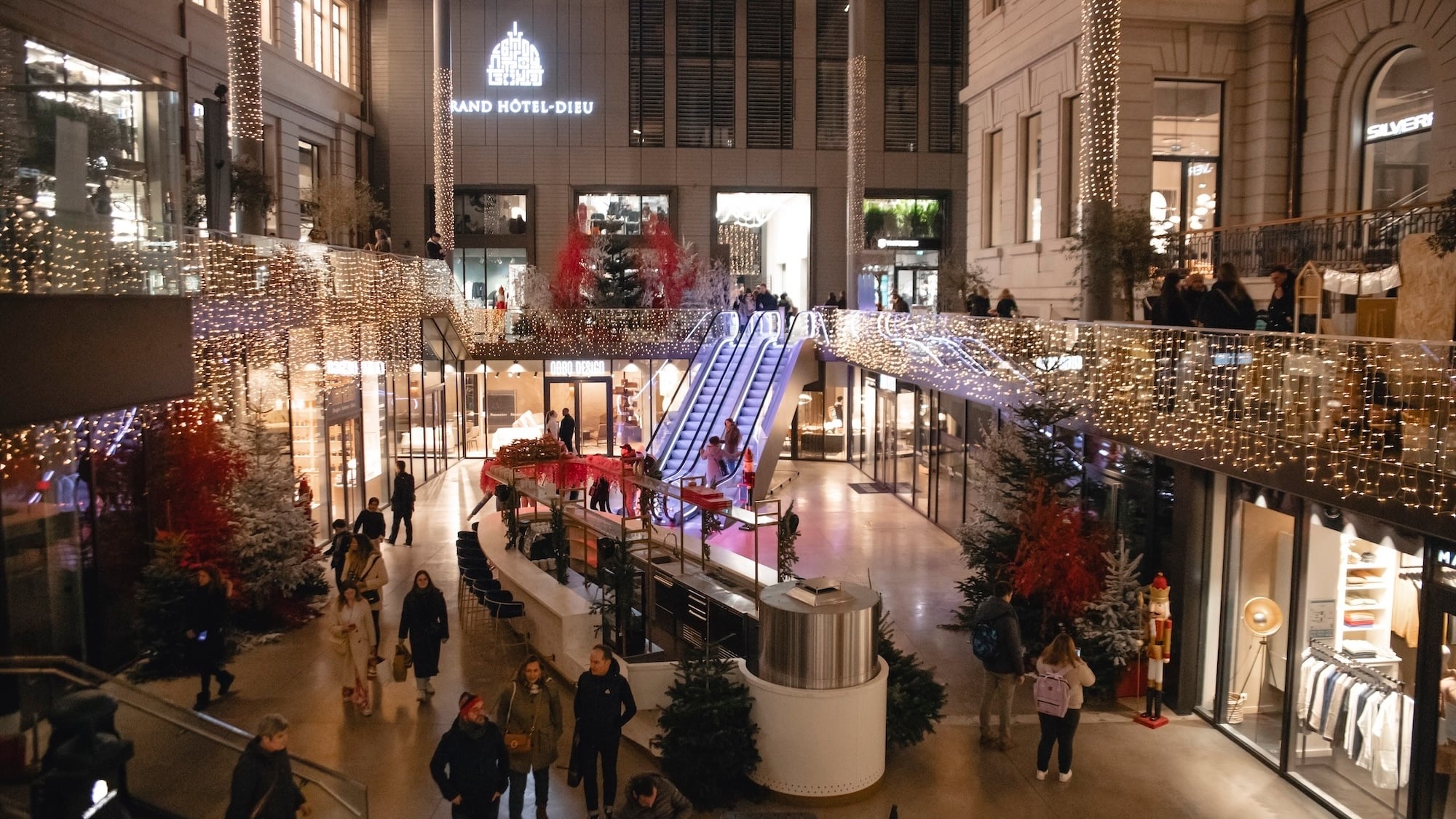 grand-hotel-dieu-lyon-noel-decorations-shopping-2