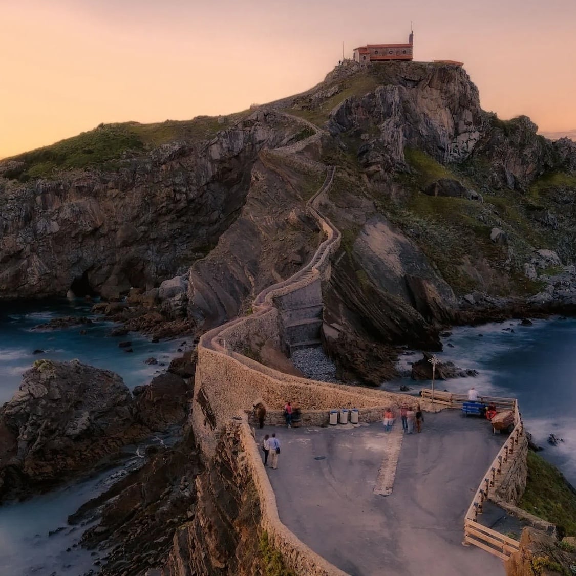 Tout droit sorti d’un film fantastique, un îlot mystique avec une chapelle qui domine l’océan se cache dans le Pays Basque san-juan-de-gaztelugatxe
